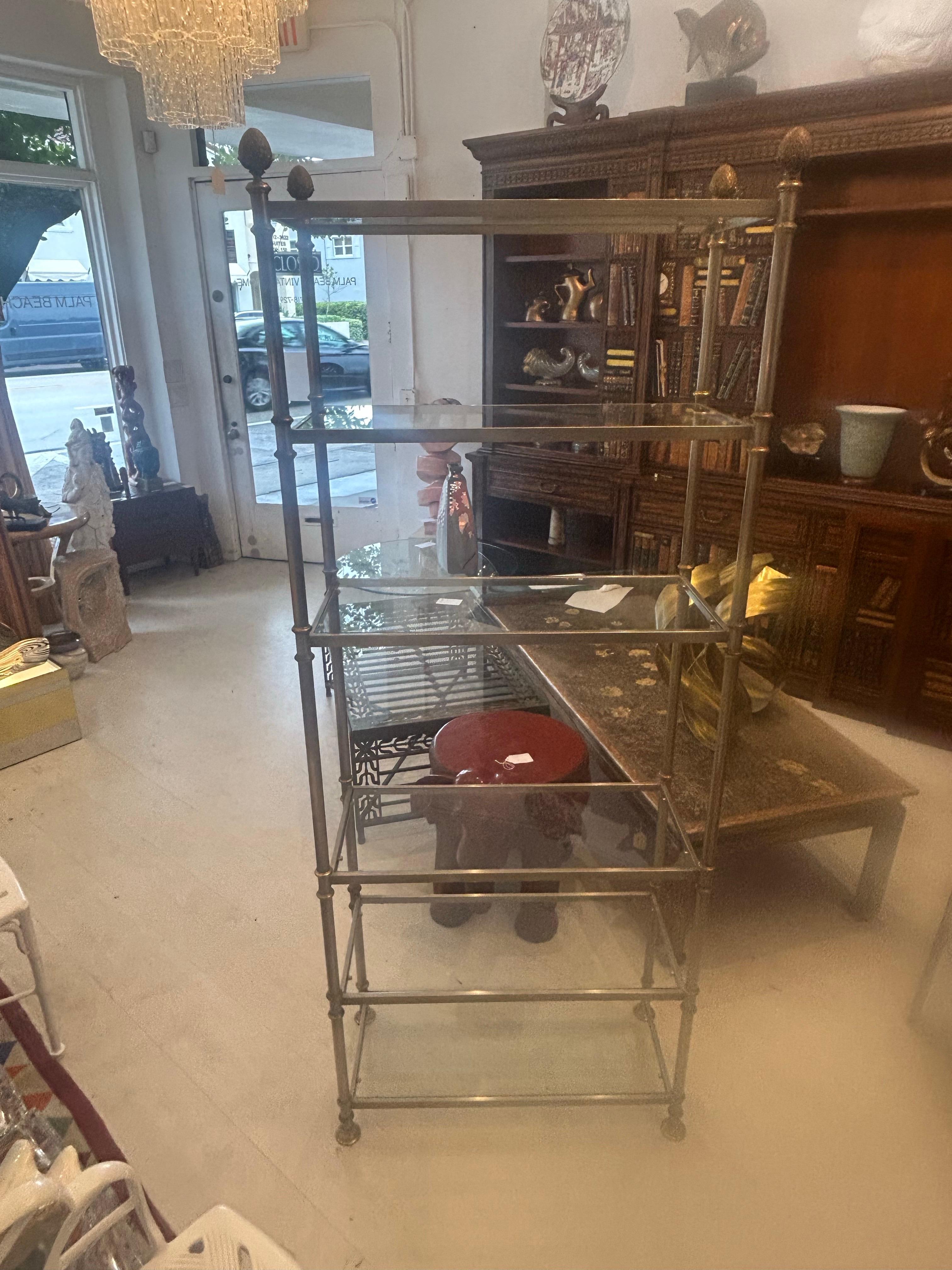 Paire d'étagères en acier brossé et laiton de la Maison Jansen Paris, à six niveaux en vente 5