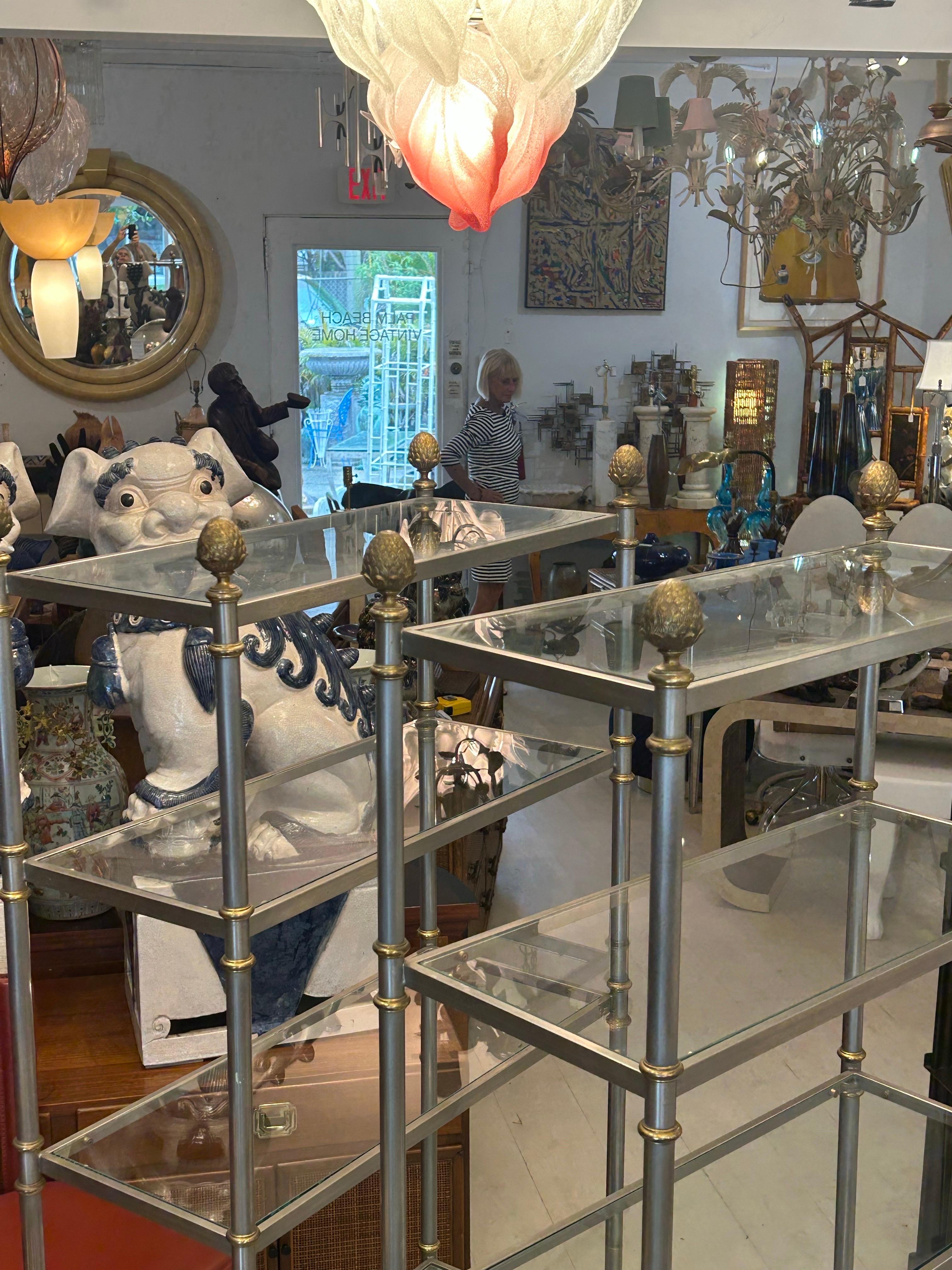 Paire d'étagères en acier brossé et laiton de la Maison Jansen Paris, à six niveaux en vente 6