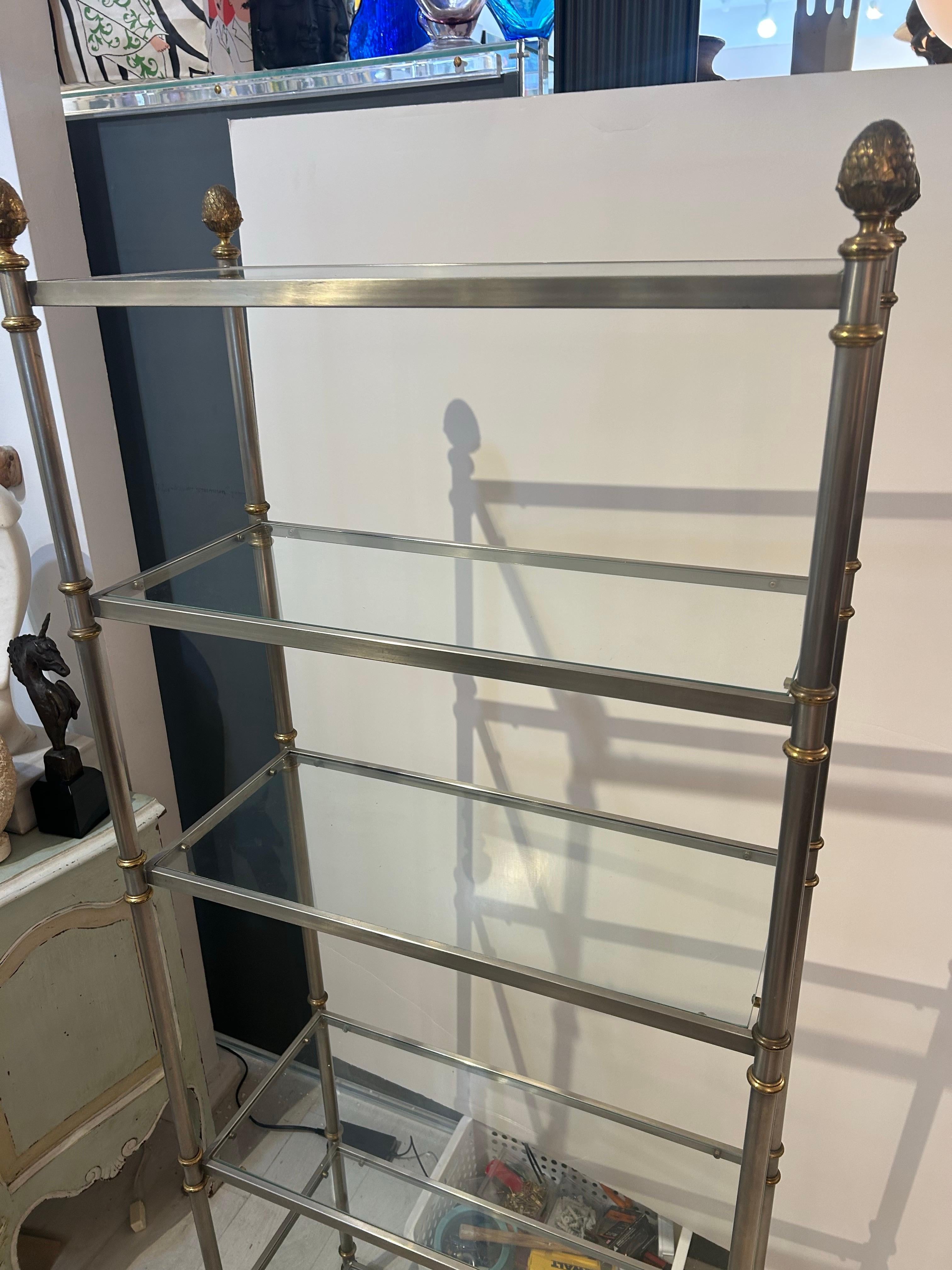 Paire d'étagères en acier brossé et laiton de la Maison Jansen Paris, à six niveaux en vente 7