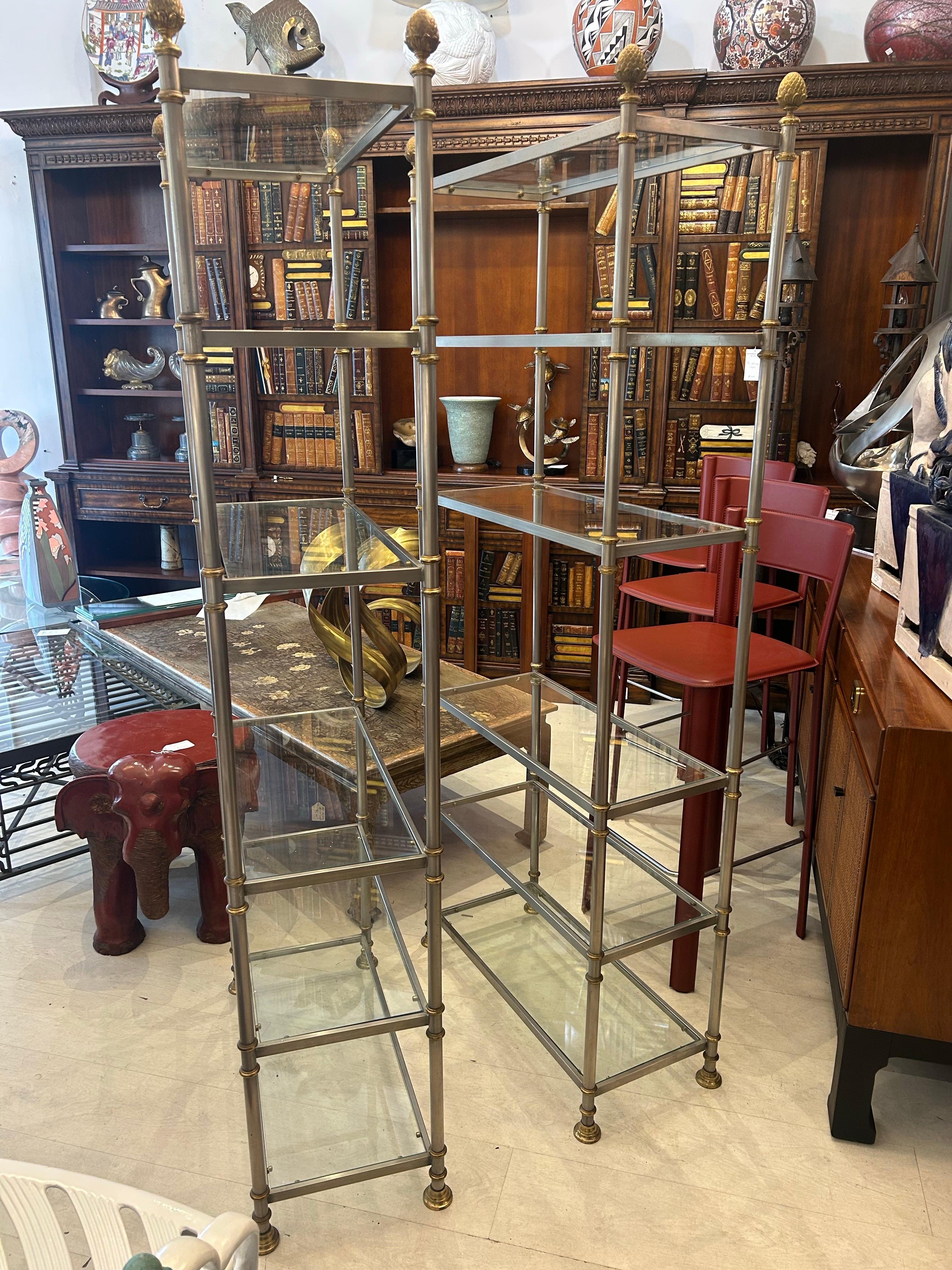 Paire d'étagères en acier brossé et laiton de la Maison Jansen Paris, à six niveaux en vente 8