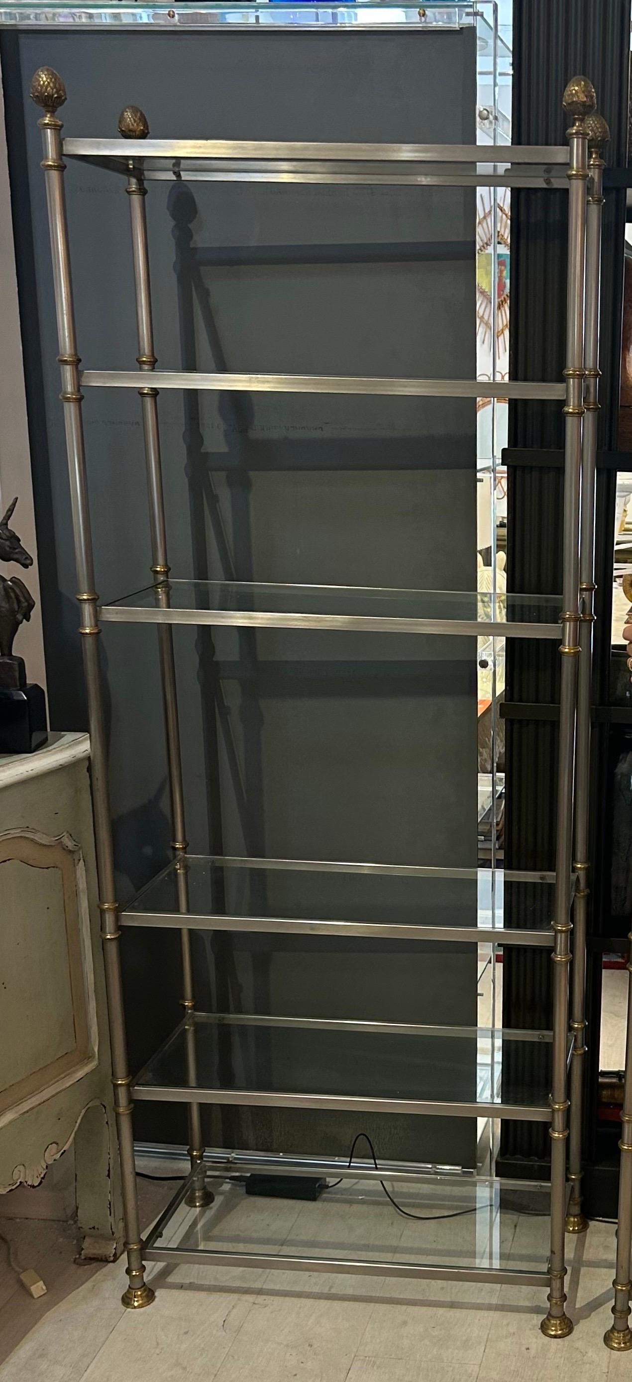 Paire d'étagères en acier brossé et laiton de la Maison Jansen Paris, à six niveaux en vente 9