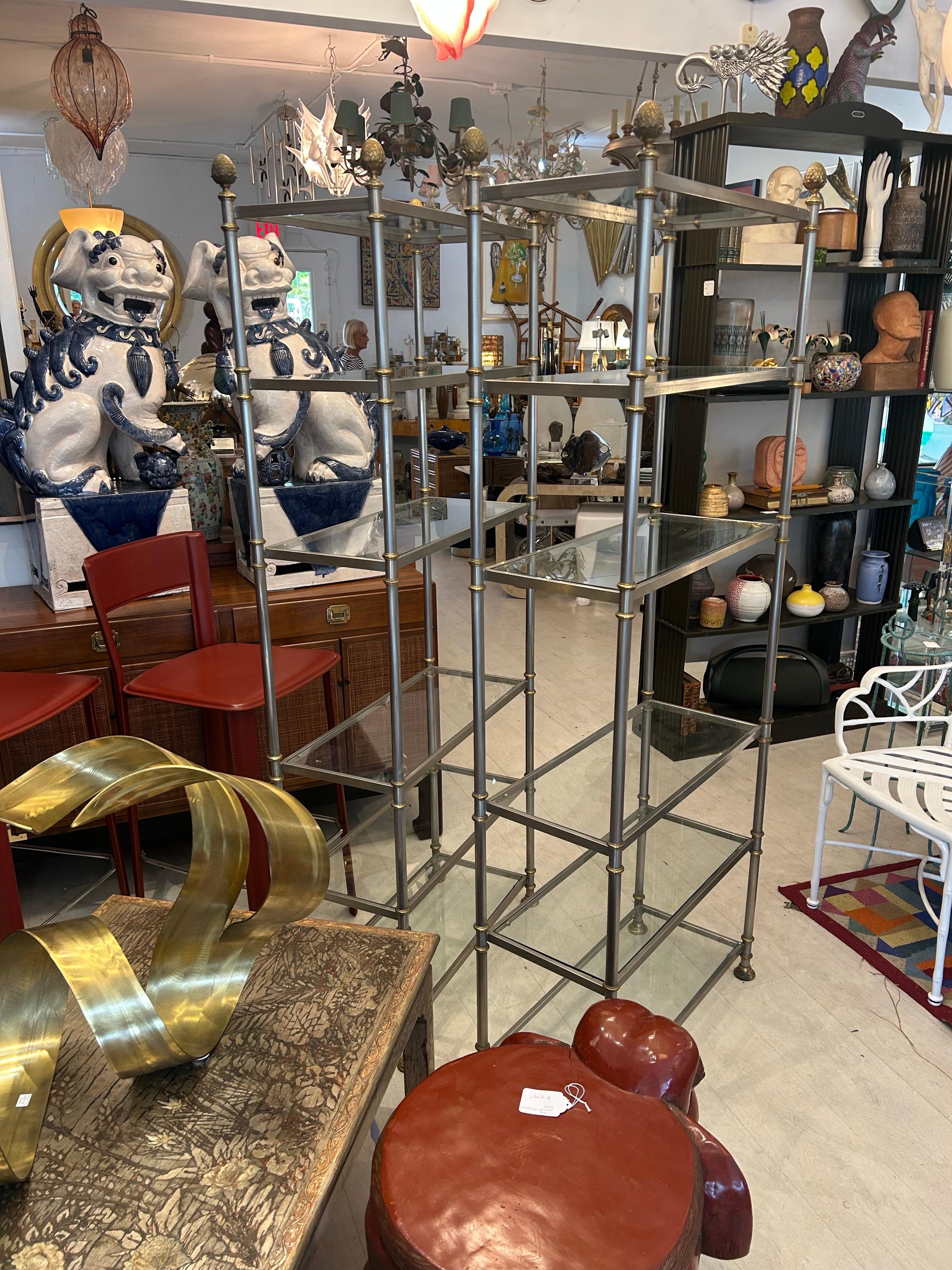 Paire d'étagères en acier brossé et laiton de la Maison Jansen Paris, à six niveaux en vente 10