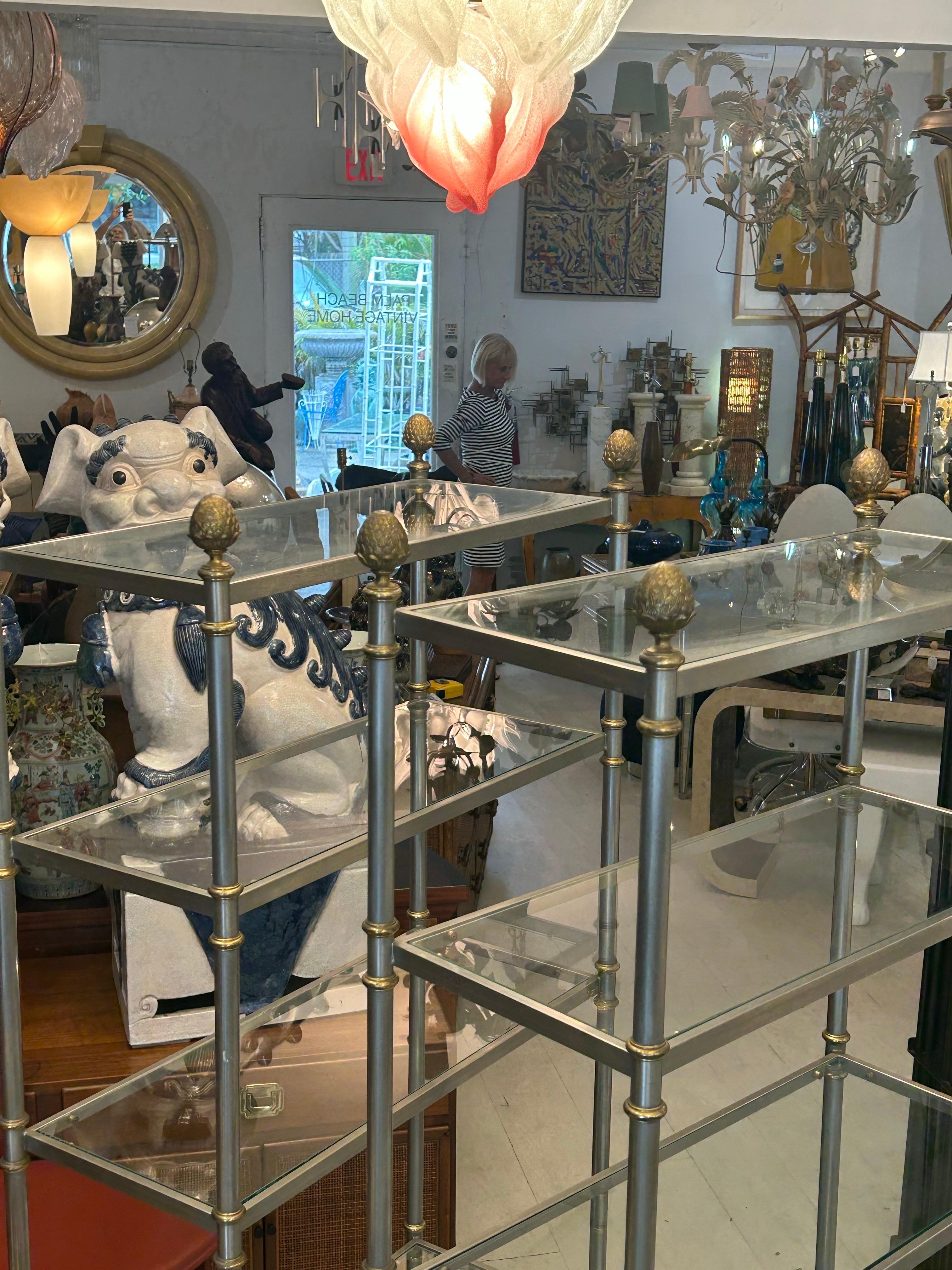 Paire d'étagères en acier brossé et laiton de la Maison Jansen Paris, à six niveaux en vente 12