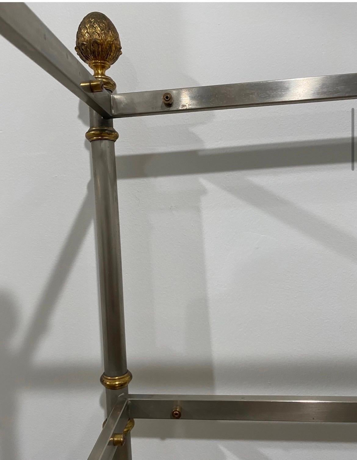 Néoclassique Paire d'étagères en acier brossé et laiton de la Maison Jansen Paris, à six niveaux en vente