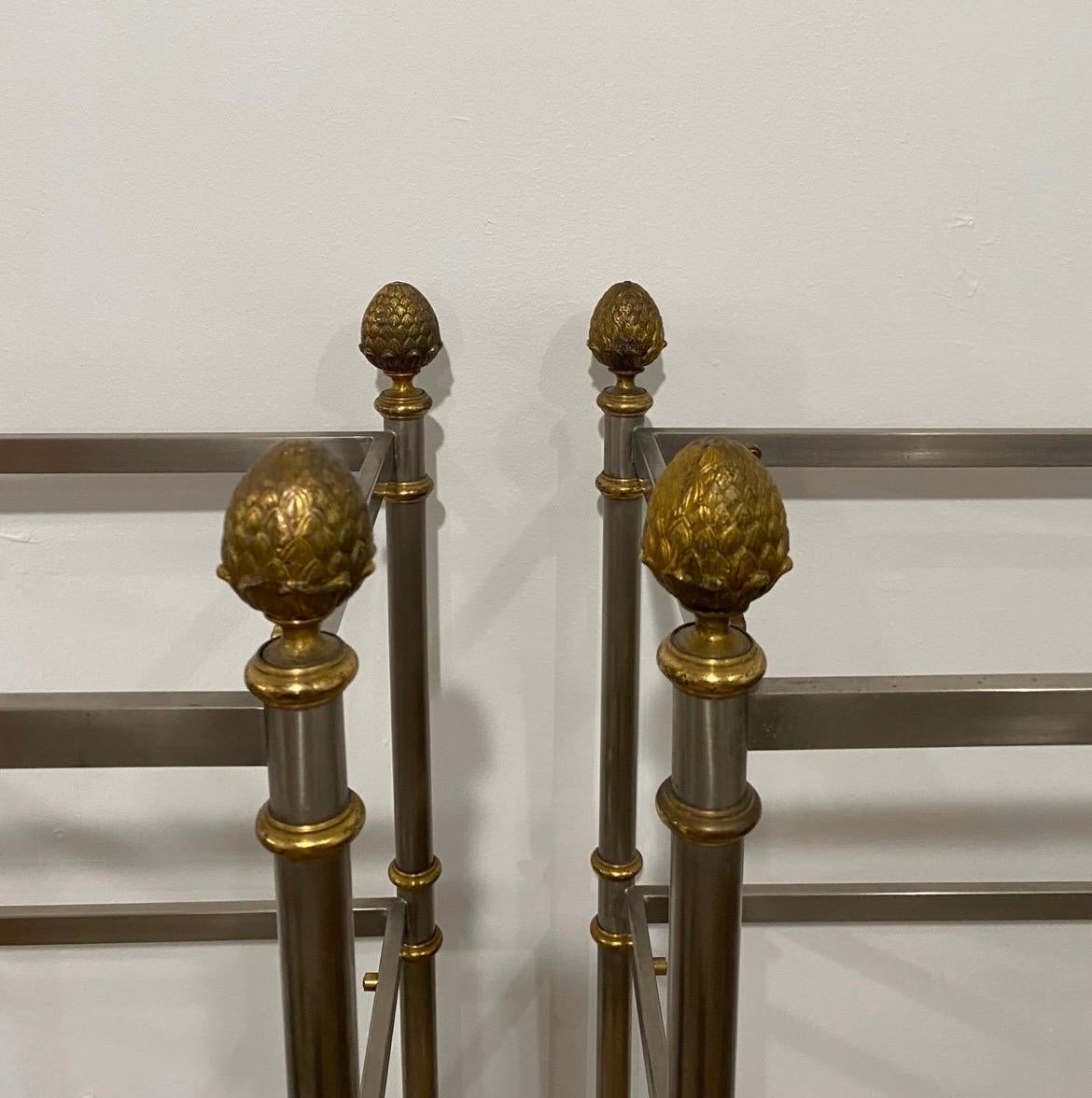 italien Paire d'étagères en acier brossé et laiton de la Maison Jansen Paris, à six niveaux en vente