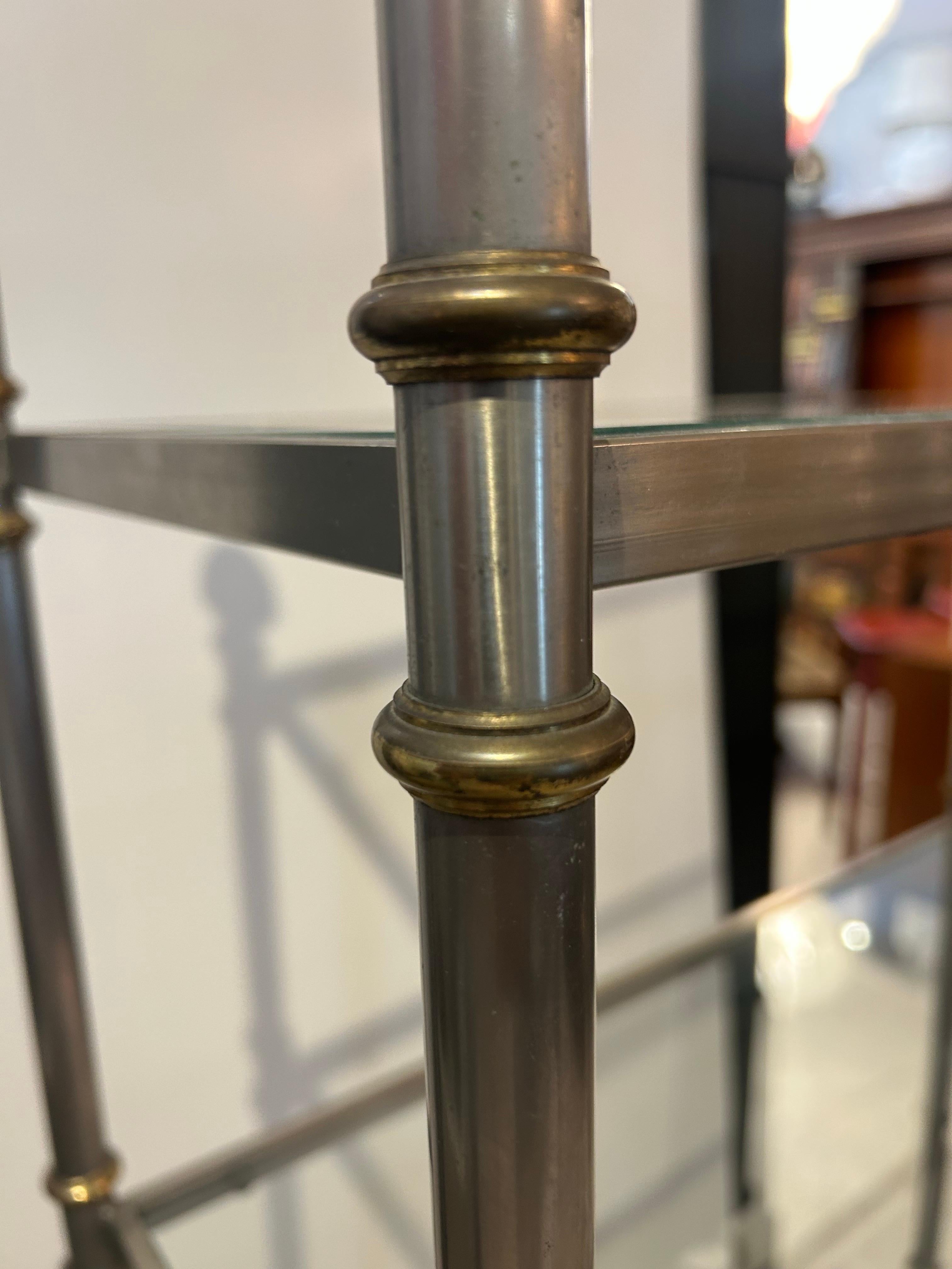 Brossé Paire d'étagères en acier brossé et laiton de la Maison Jansen Paris, à six niveaux en vente