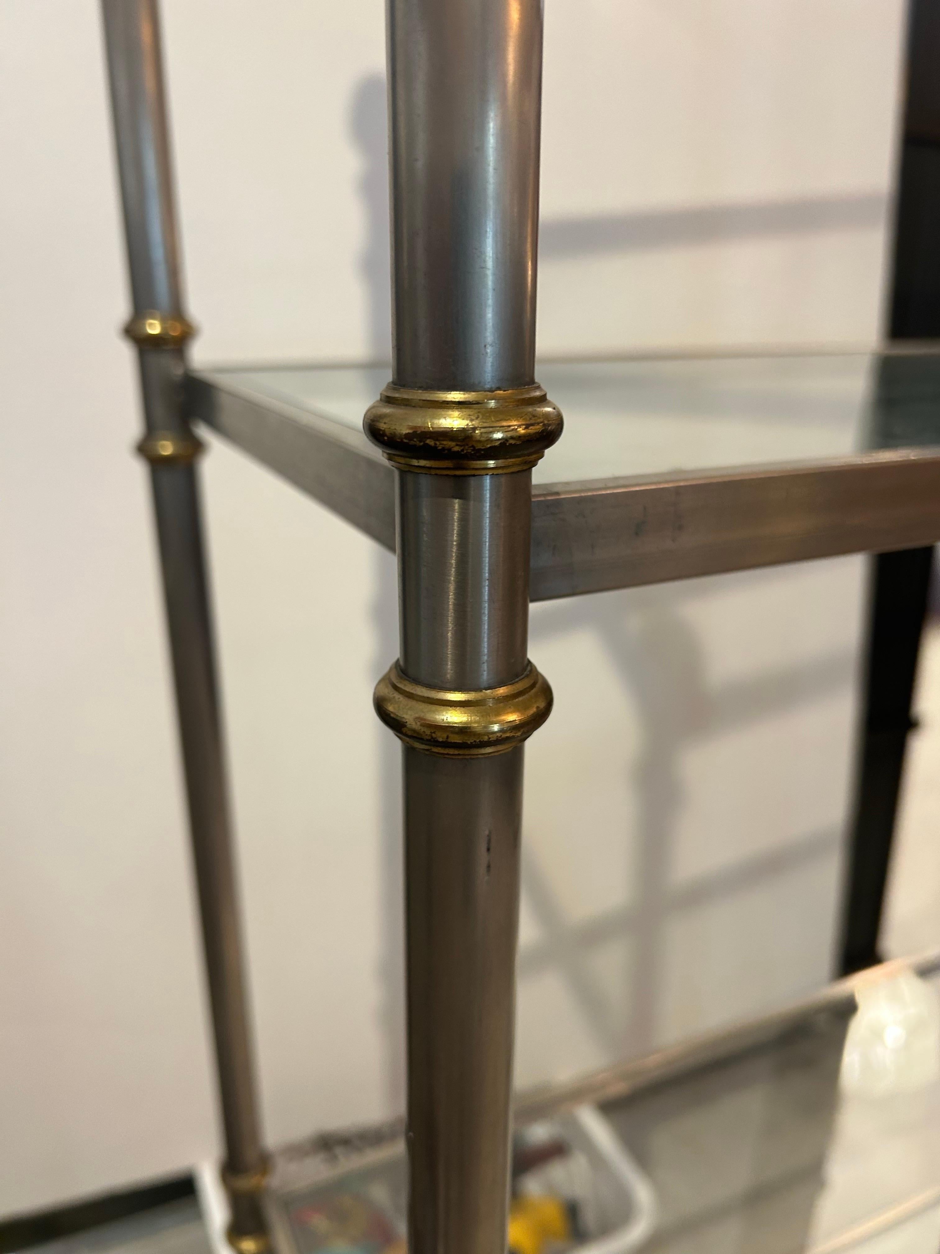 20ième siècle Paire d'étagères en acier brossé et laiton de la Maison Jansen Paris, à six niveaux en vente