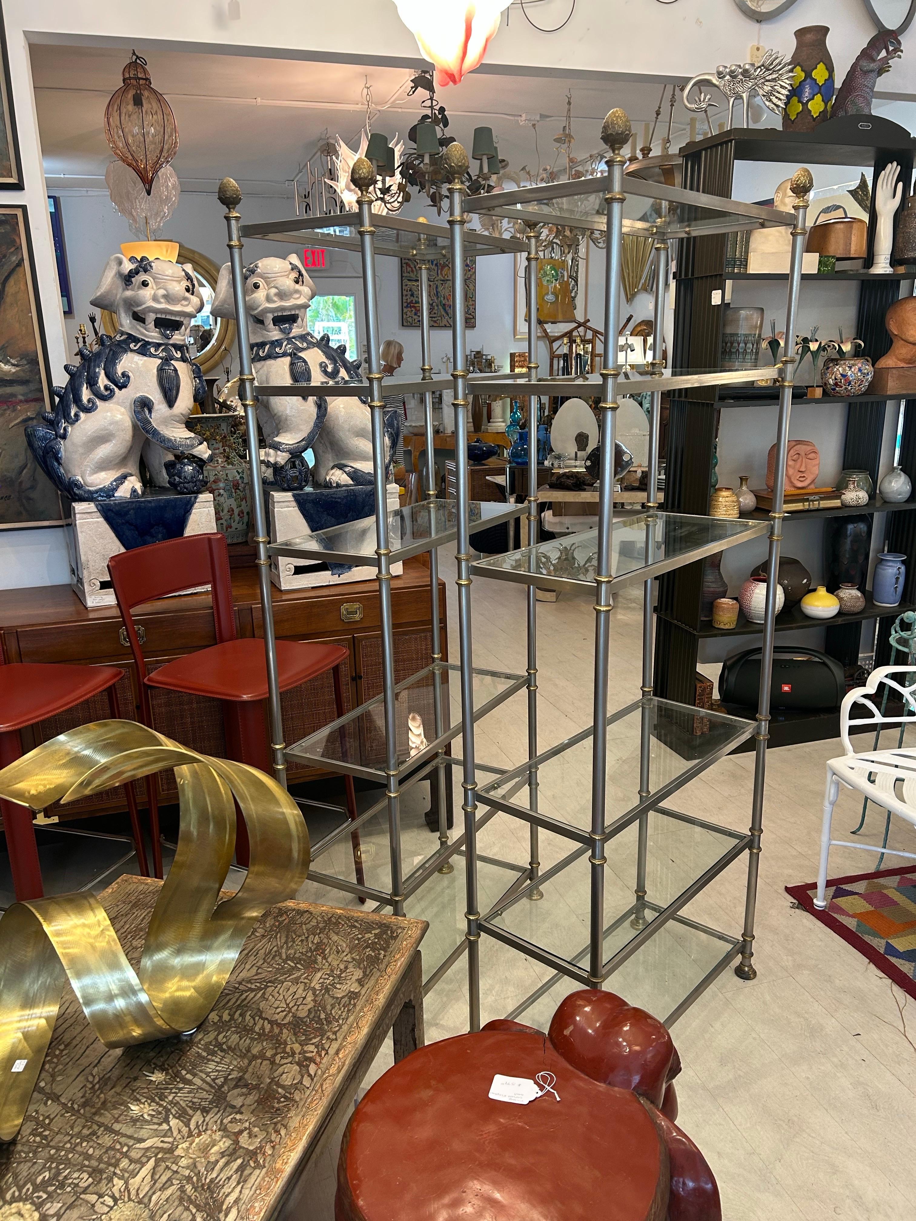 Laiton Paire d'étagères en acier brossé et laiton de la Maison Jansen Paris, à six niveaux en vente