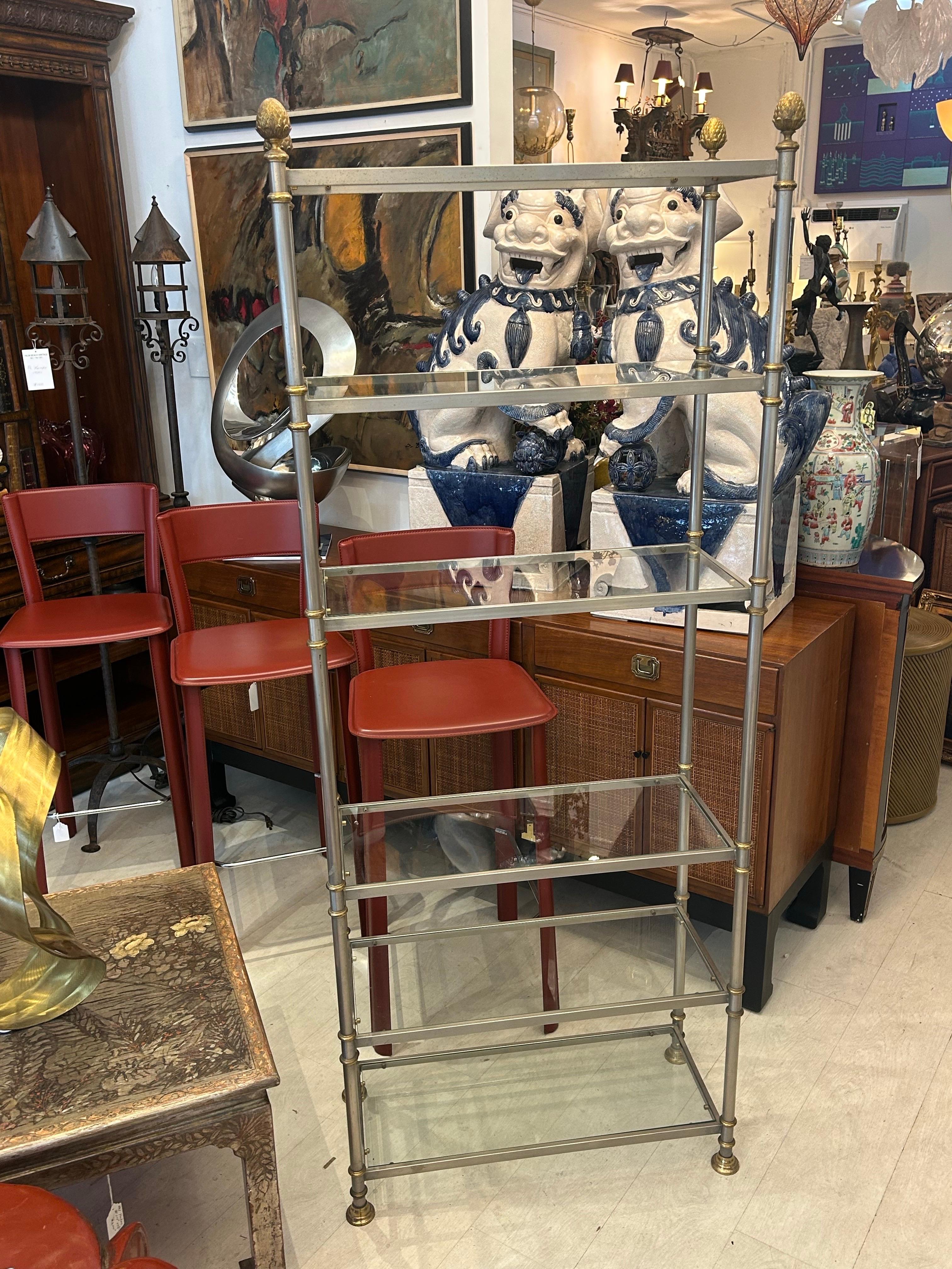 Paire d'étagères en acier brossé et laiton de la Maison Jansen Paris, à six niveaux en vente 1