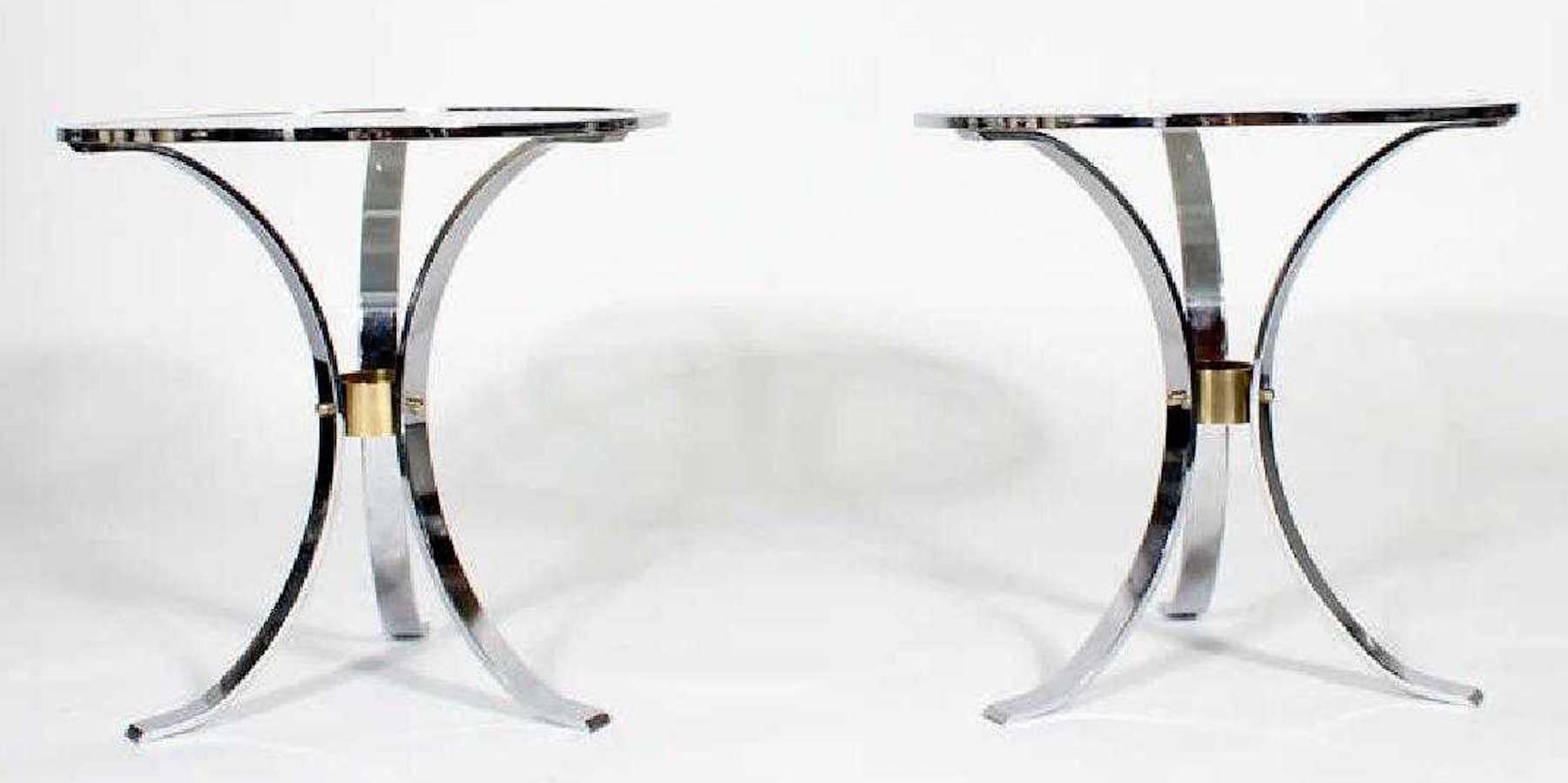 Moderne Paire de tables d'appoint en acier poli et laiton de Maison Jansen