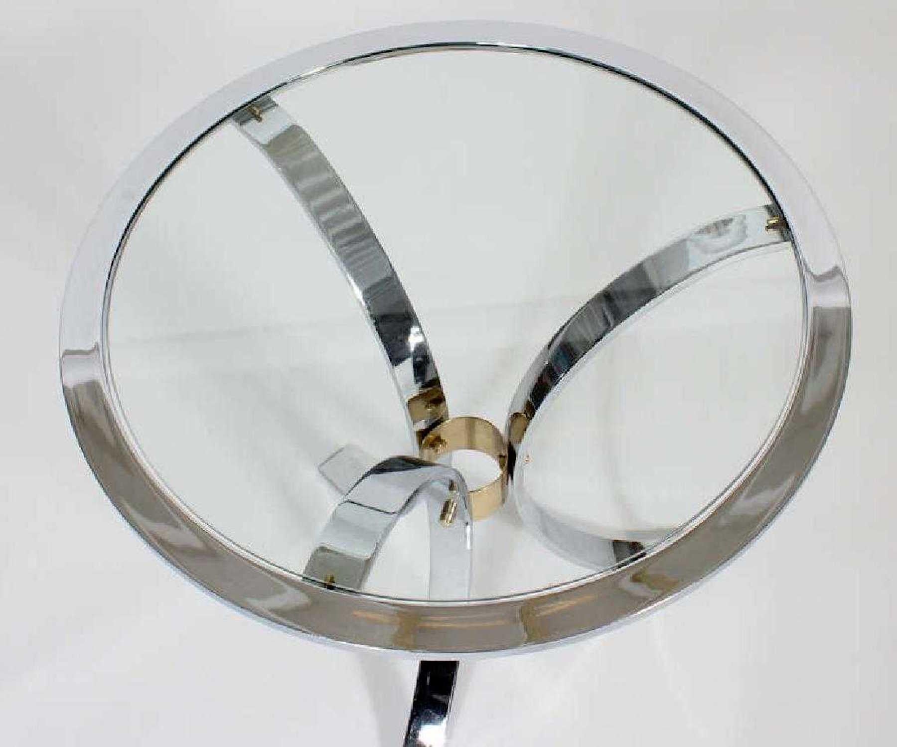 20ième siècle Paire de tables d'appoint en acier poli et laiton de Maison Jansen