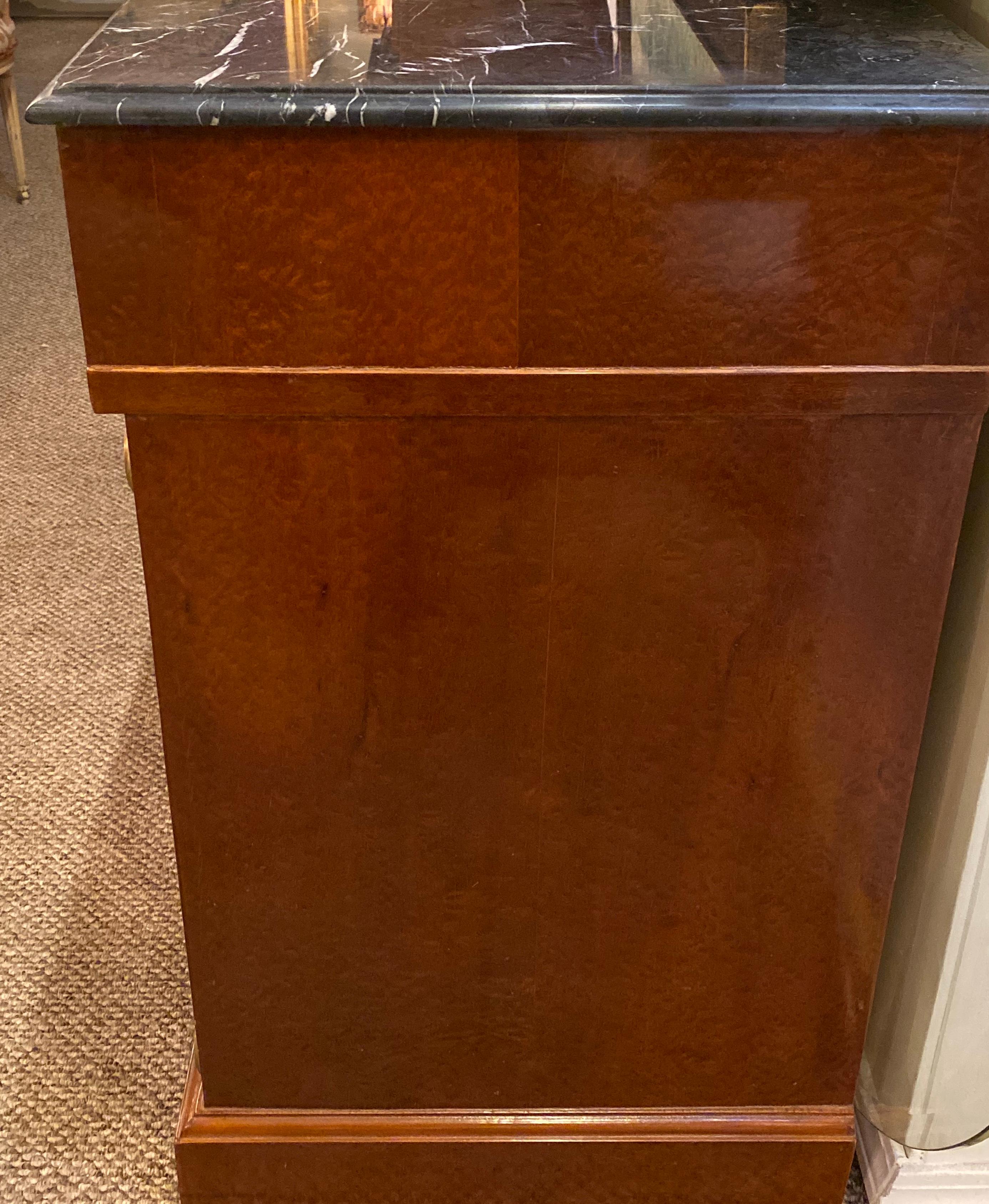 Coppia di armadi o commodes in stile neoclassico russo con piano in marmo in vendita 8