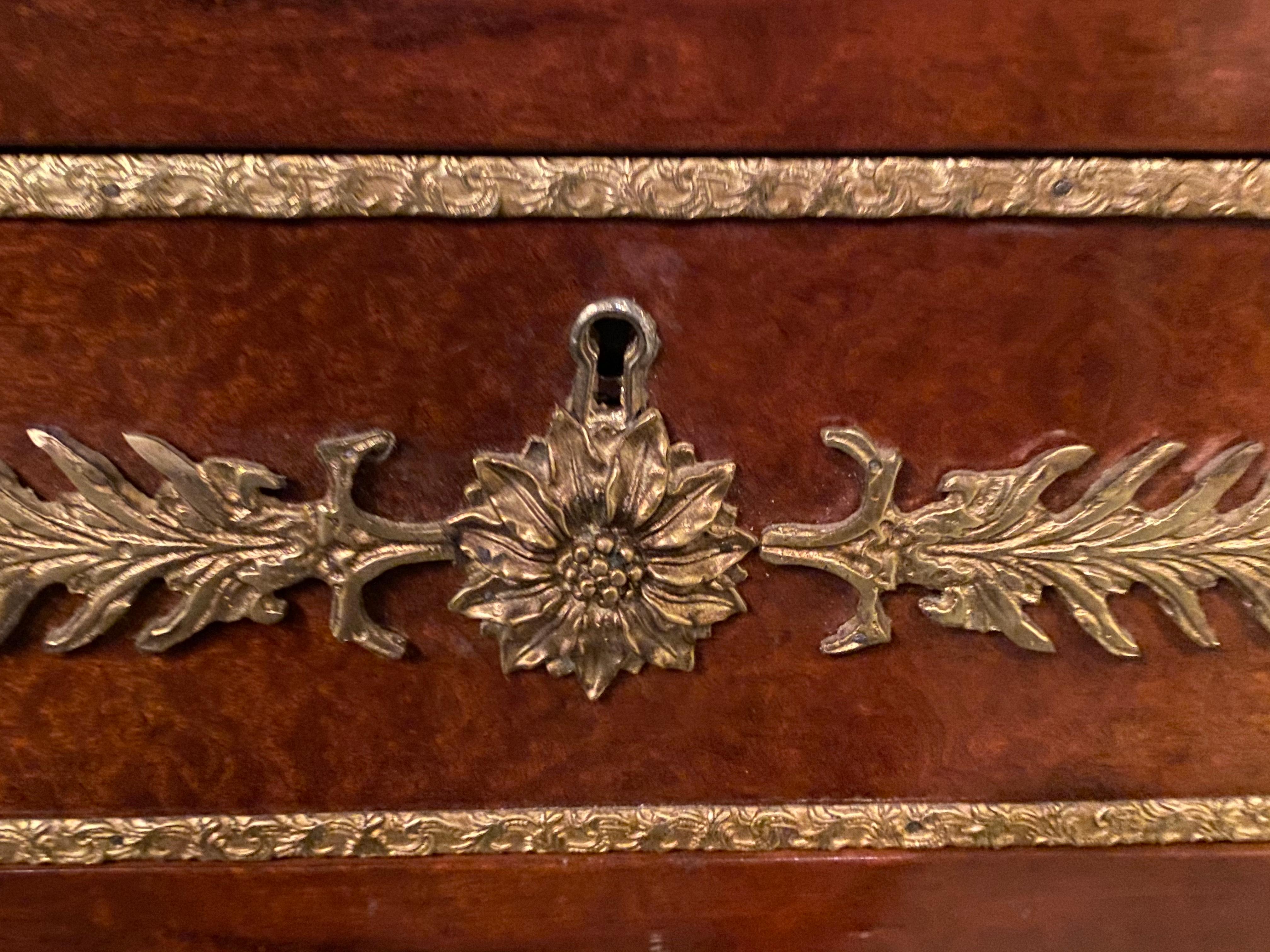 Marbre Paire d'armoires ou de commodes russes de style néoclassique avec plateau en marbre en vente