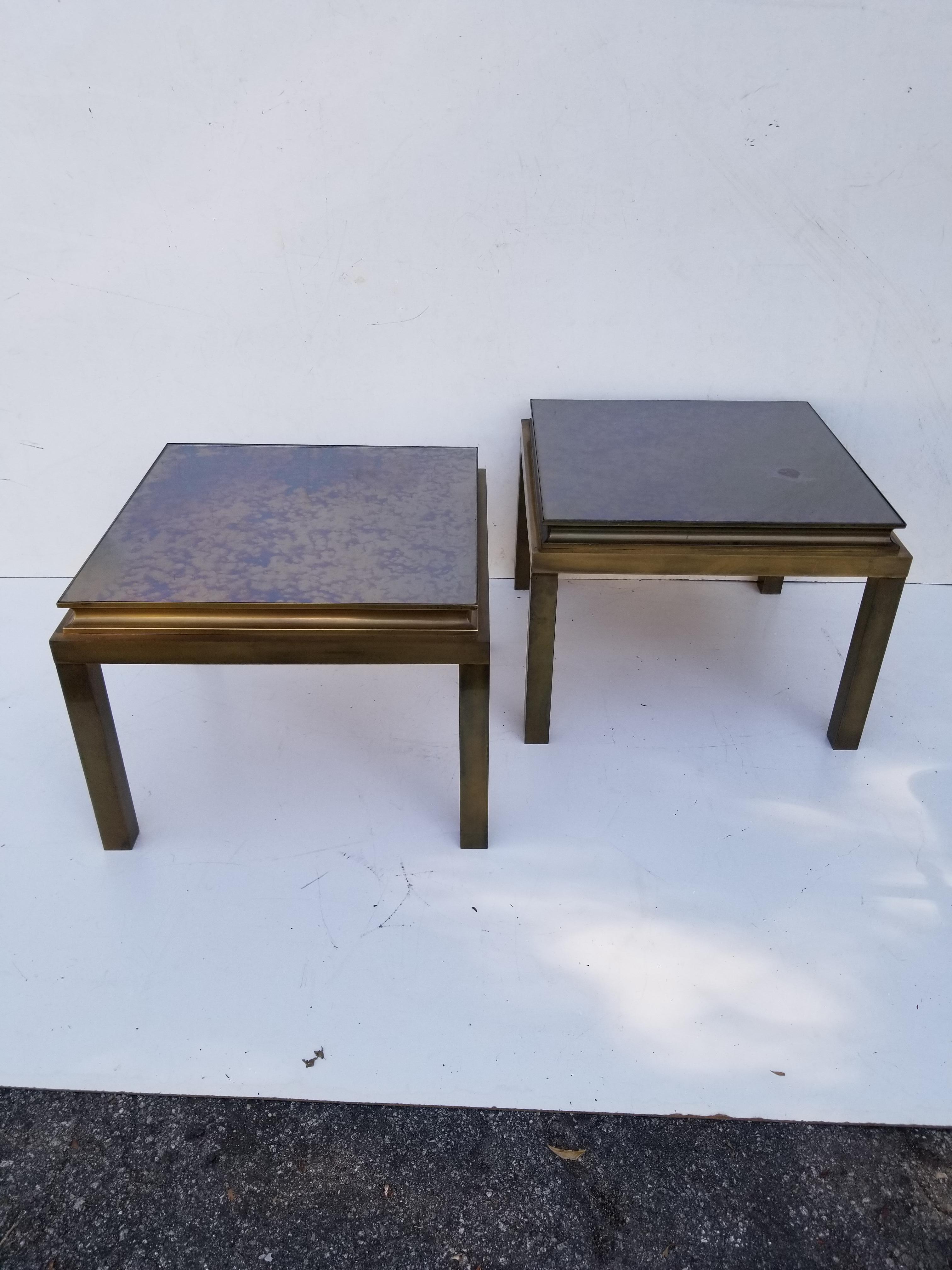 Paire de tables d'appoint de la Maison Jansen, plateau en miroir nuageux et base en laiton et bronze.
 