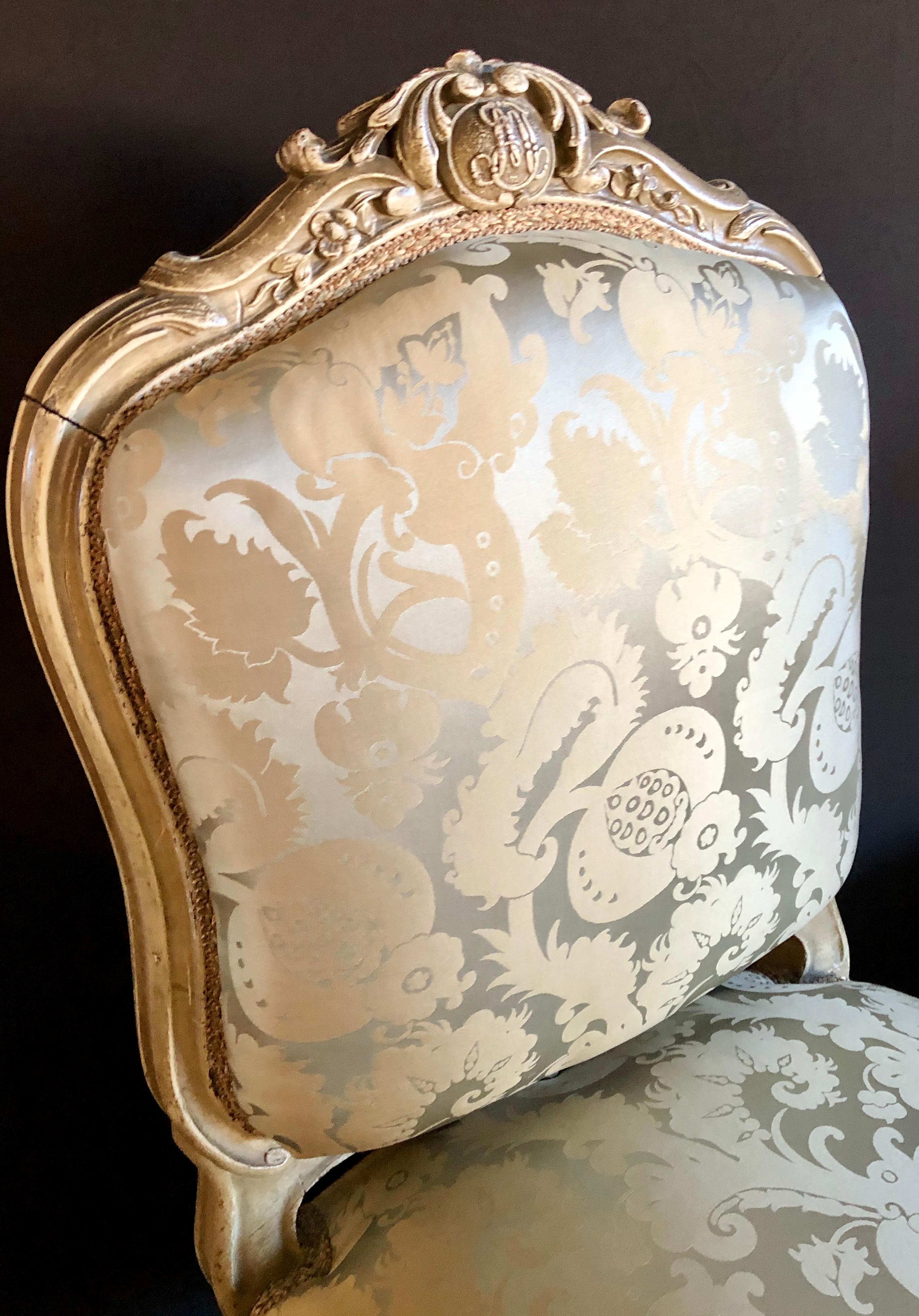 Début du 20ème siècle Maison Jansen, Louis XV, chaises à pantoufles, Wood Wood beige sculpté, tissu Scalamandre en vente