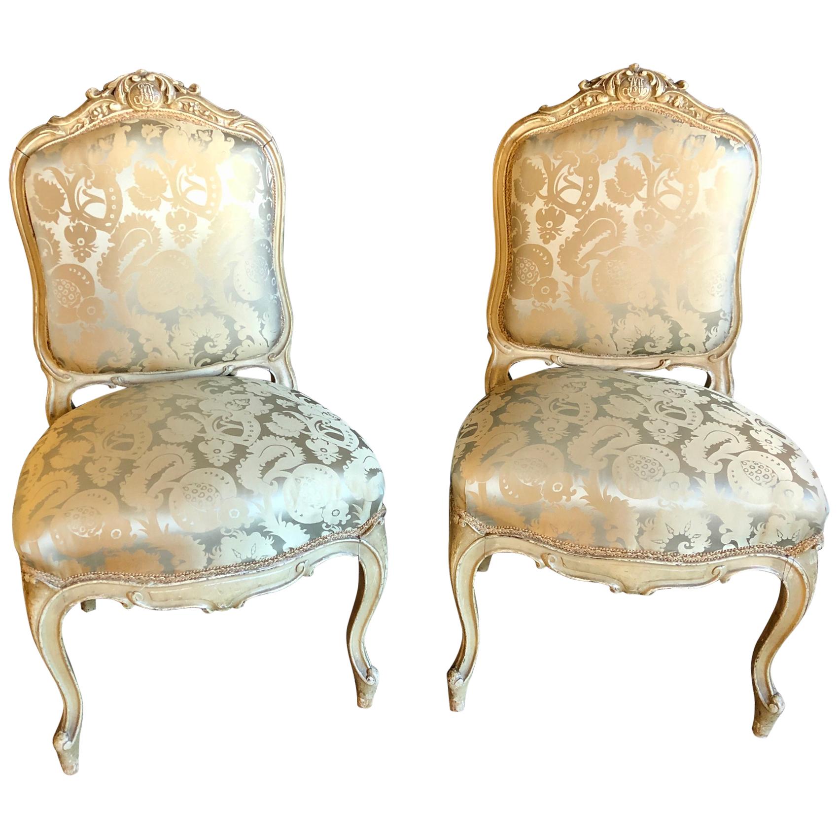 Maison Jansen, Louis XV, chaises à pantoufles, Wood Wood beige sculpté, tissu Scalamandre en vente