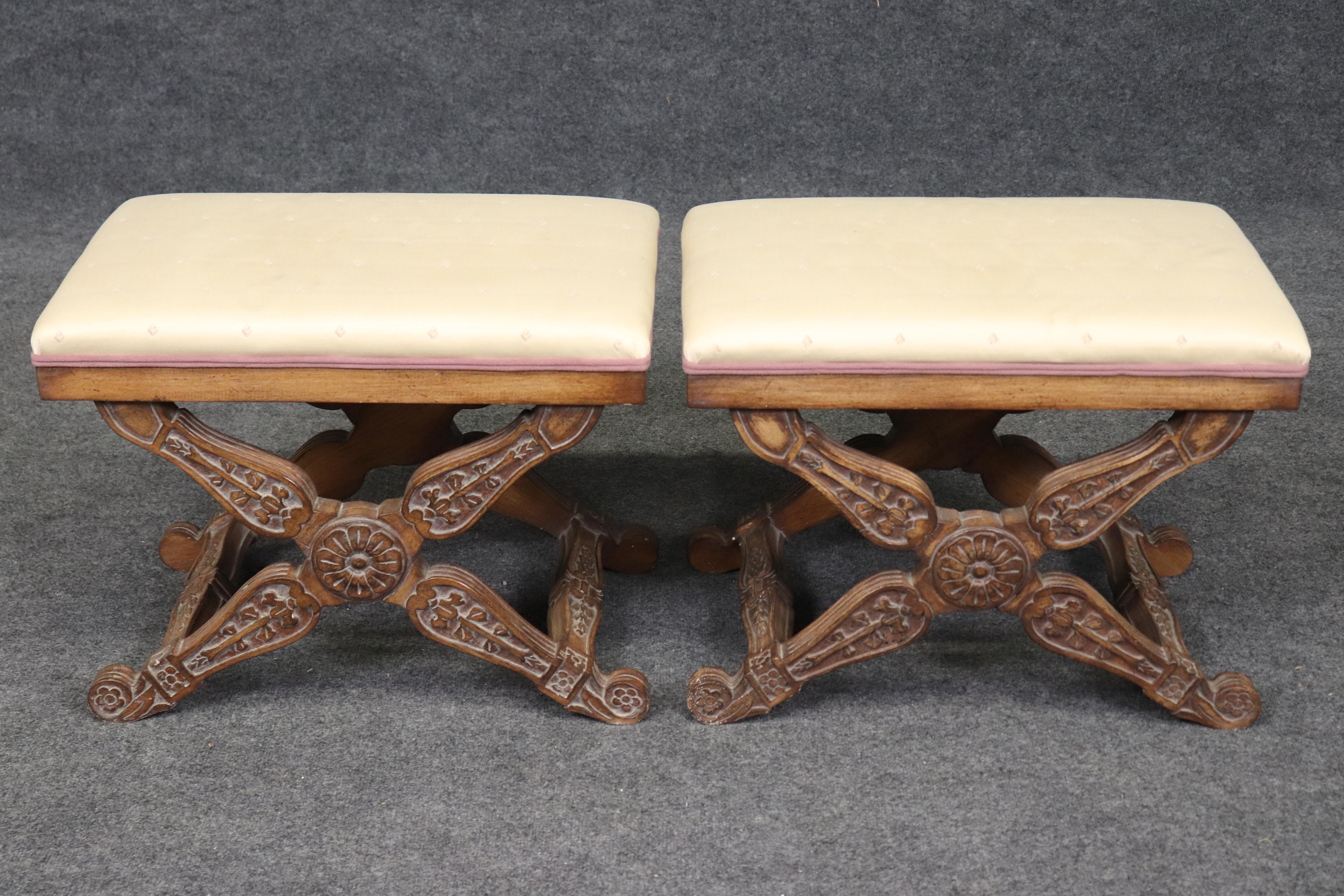 Pair of Maison Jansen Style Carved Walnut X Form Stools Benches In condizioni buone in vendita a Swedesboro, NJ