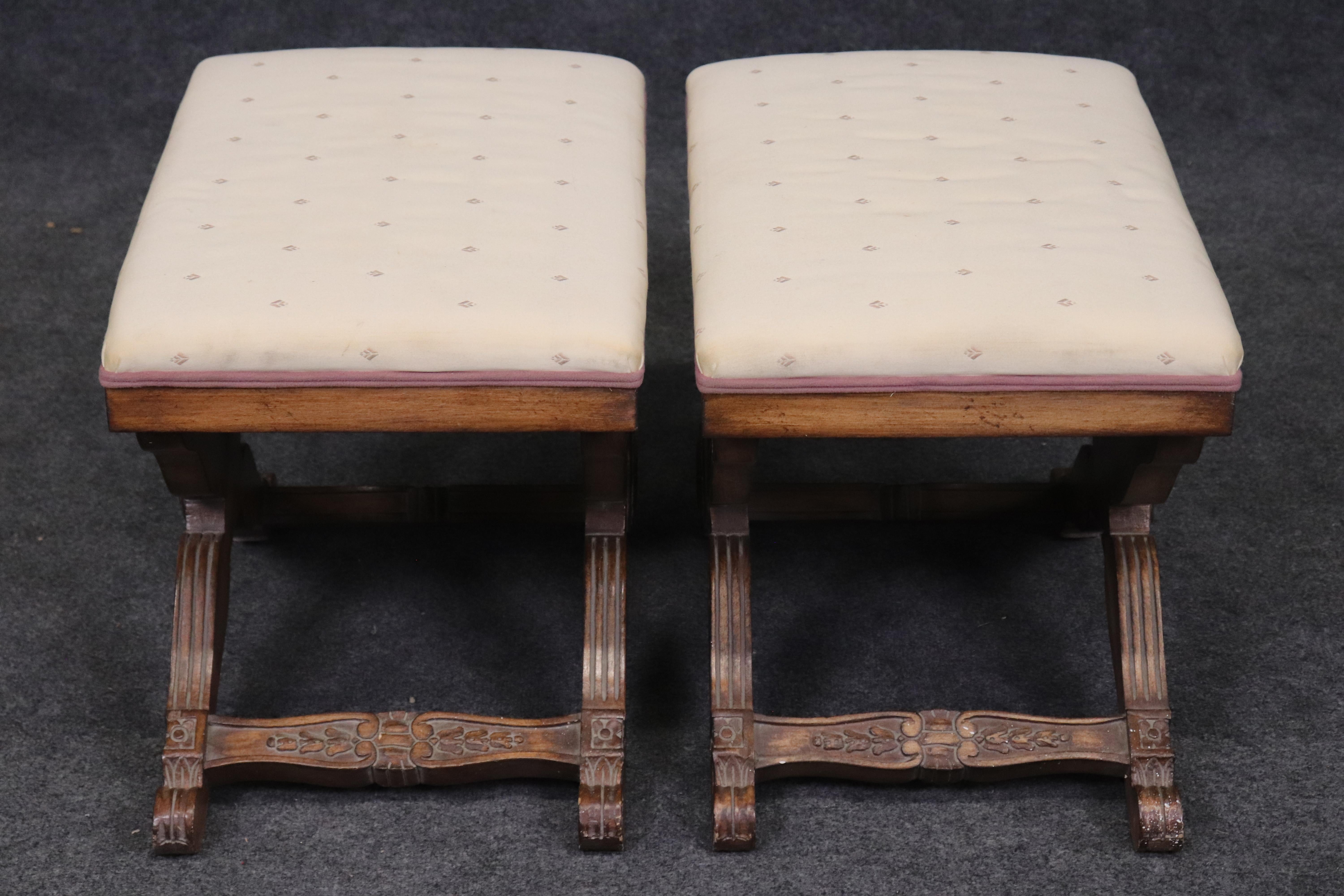 Fine XX secolo Pair of Maison Jansen Style Carved Walnut X Form Stools Benches in vendita