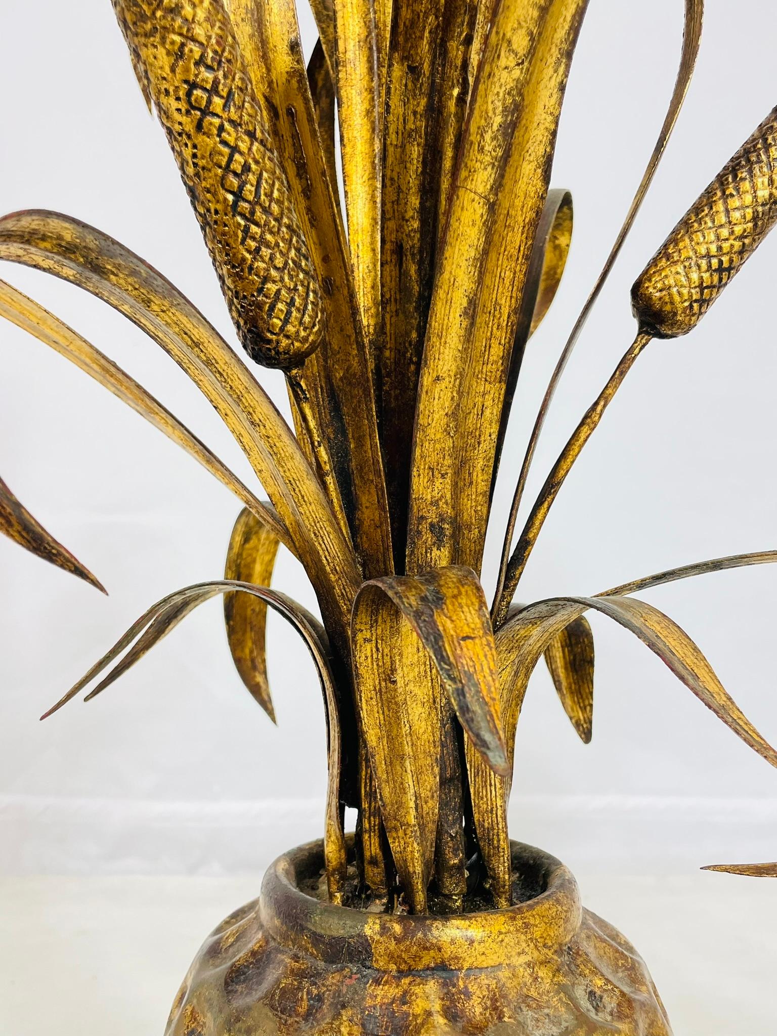 Pair of Maison Jansen Style Gilt Metal Lamps with Cattail Motif – France 1950's im Zustand „Gut“ im Angebot in Los Angeles, CA