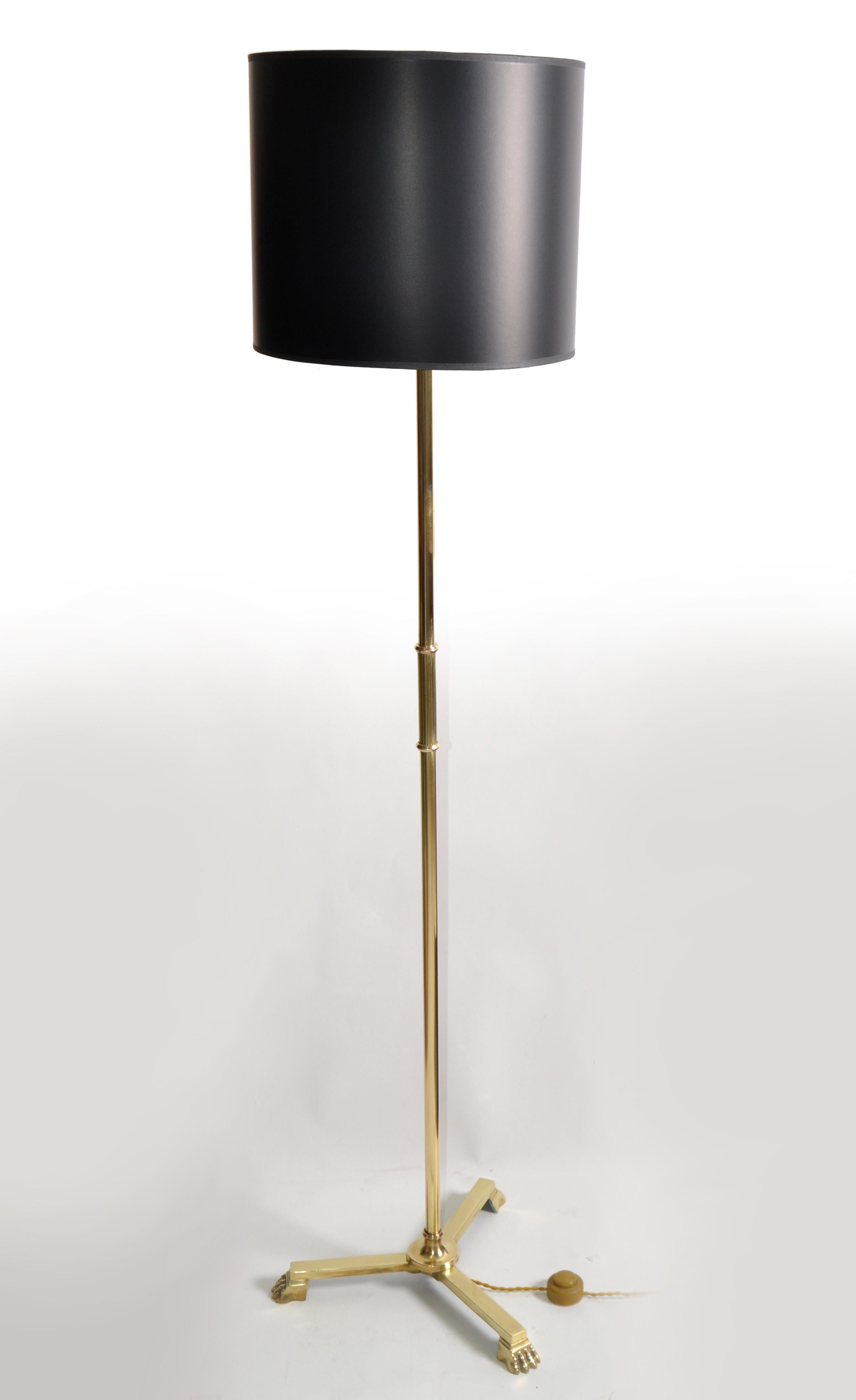 Neoclassical two patina bronze floor lamp with a tripod claw feet base, made in france in the 1950s.
Original European wired takes one regular Light bulb or LED comes with a foot switch.
Sold with clip on adapter and custom made black & gold paper