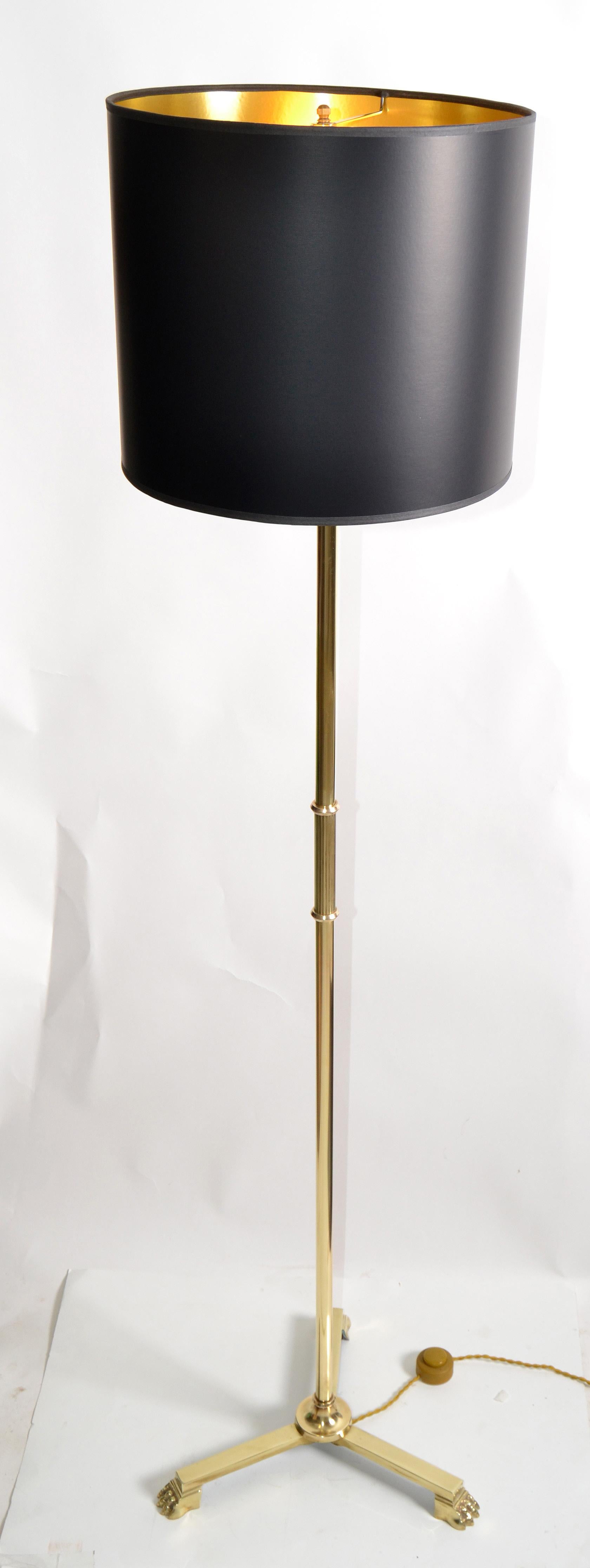 Neoclassico Coppia di lampade da terra neoclassiche a treppiede in stile Maison Jansen con due patine di bronzo in vendita