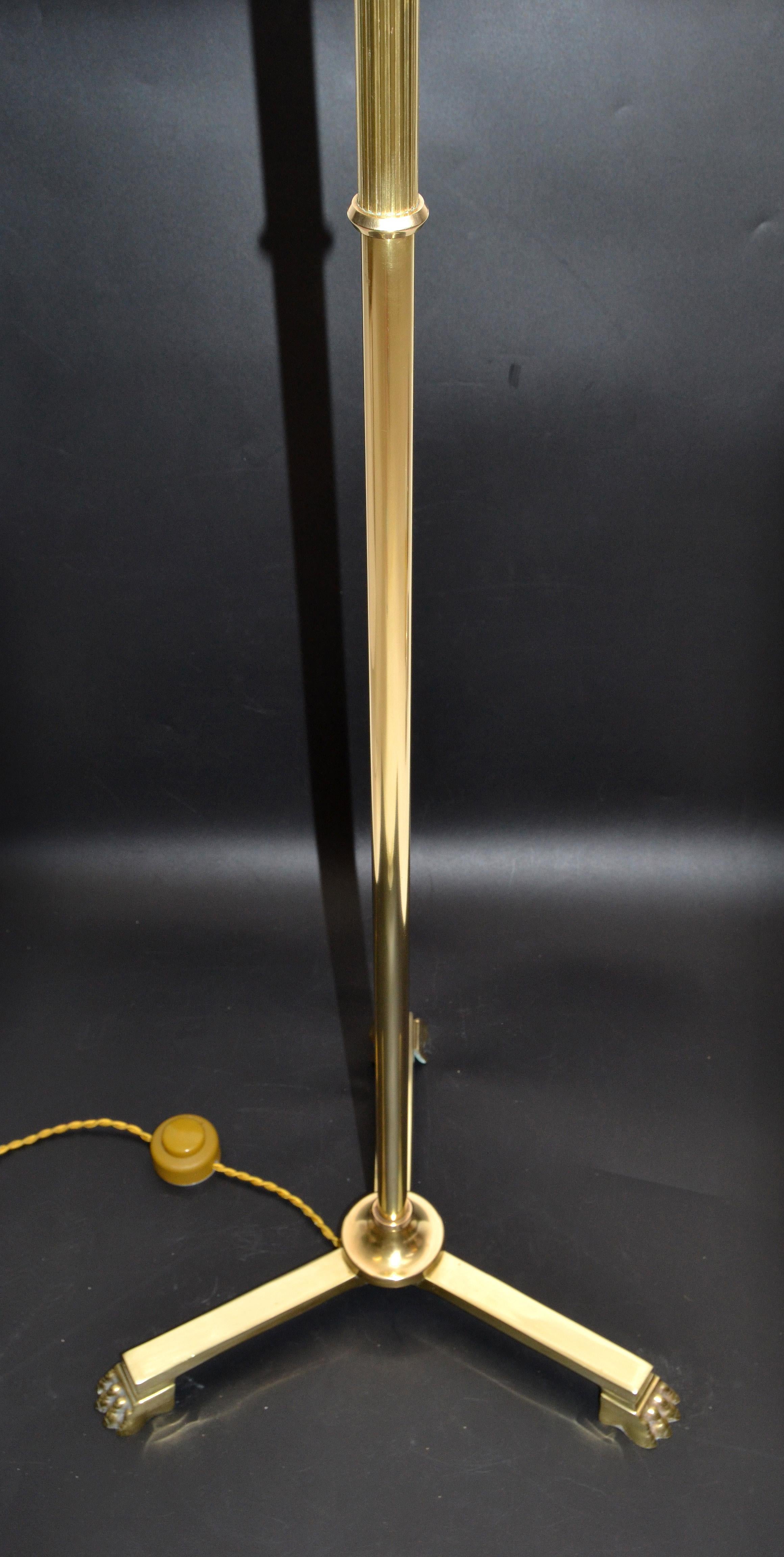 XX secolo Coppia di lampade da terra neoclassiche a treppiede in stile Maison Jansen con due patine di bronzo in vendita