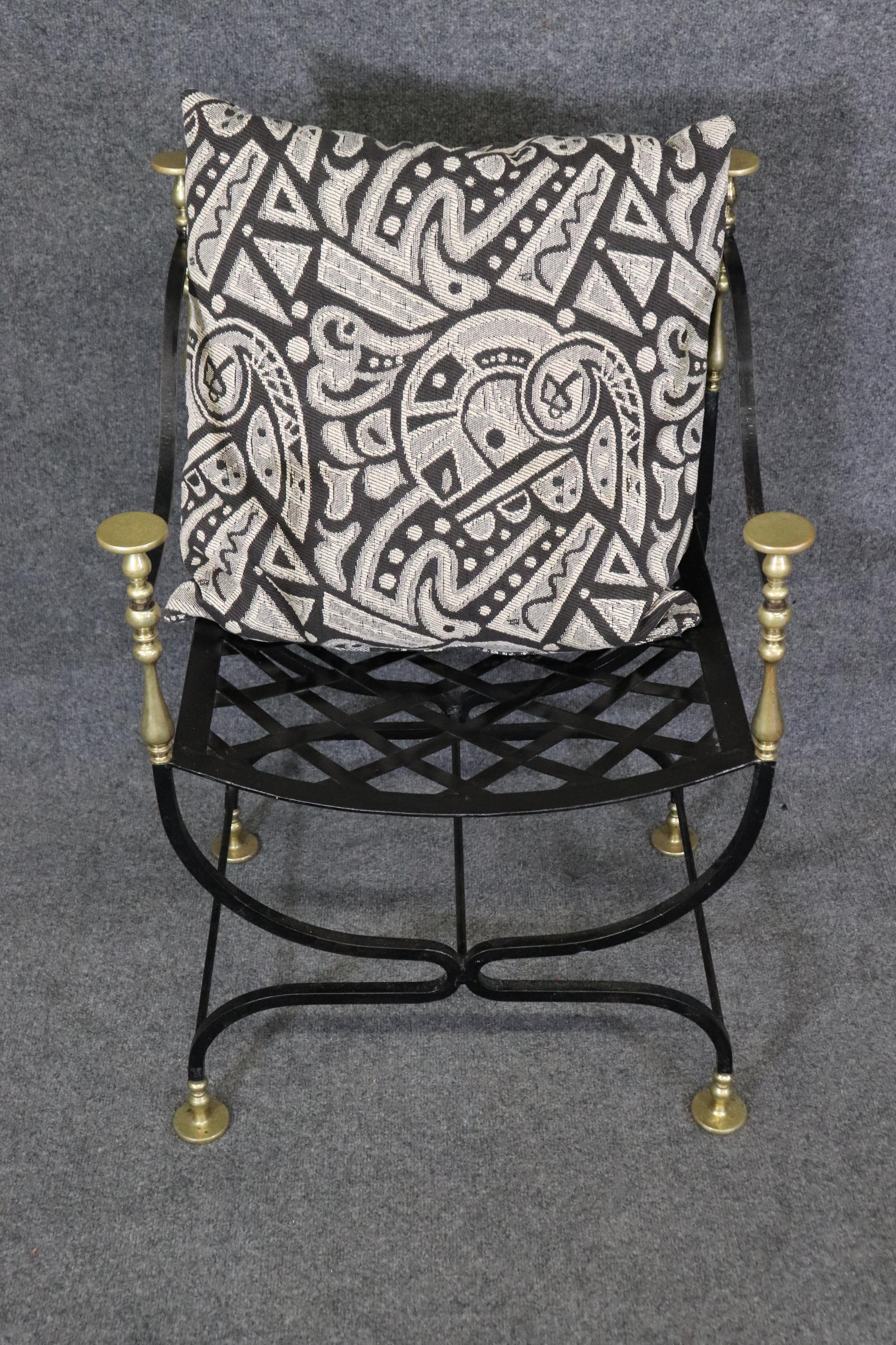 Paire de fauteuils Savonarolla en fer forgé et laiton de style Maison Jansen en vente 3