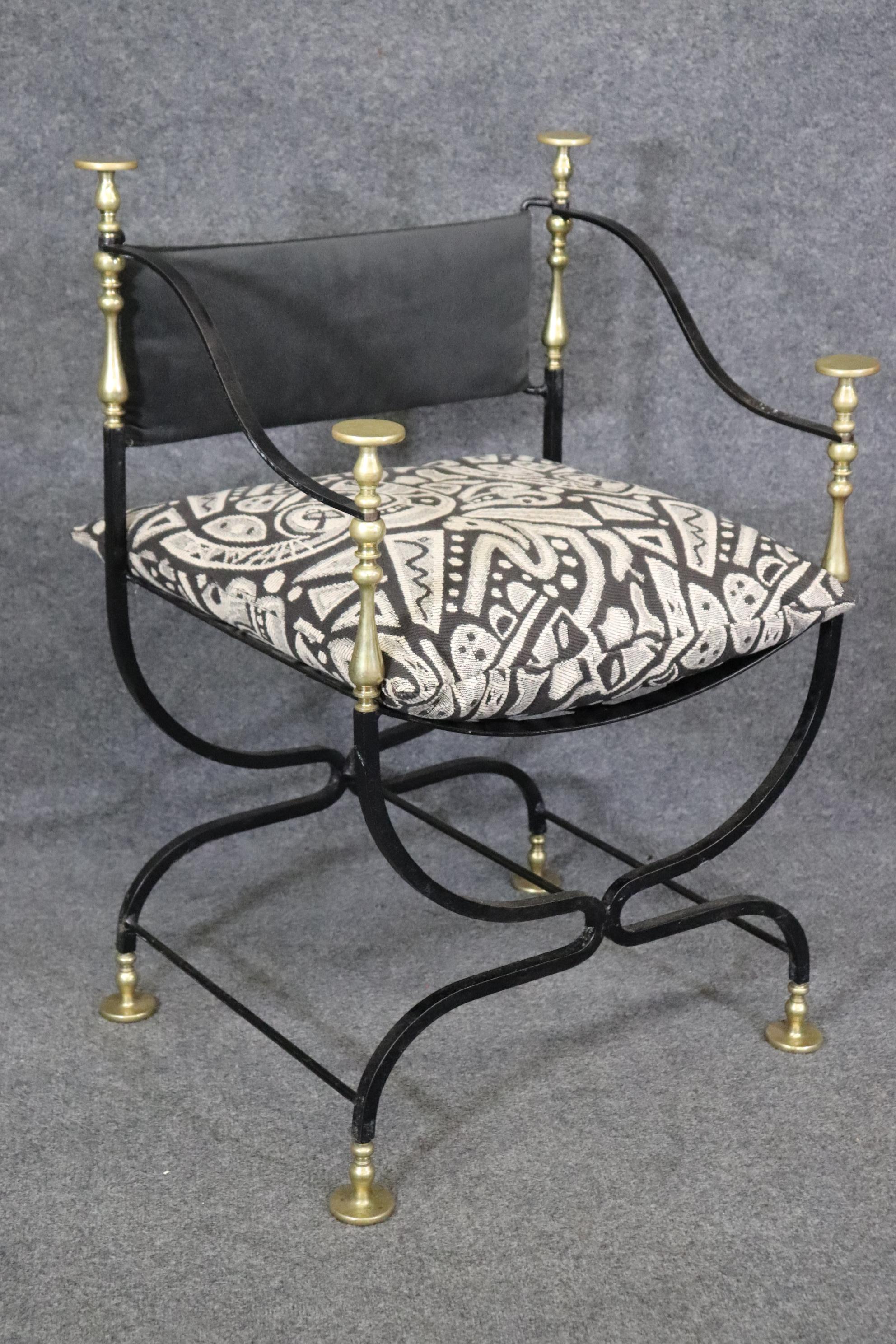 Paire de fauteuils Savonarolla en fer forgé et laiton de style Maison Jansen en vente 2