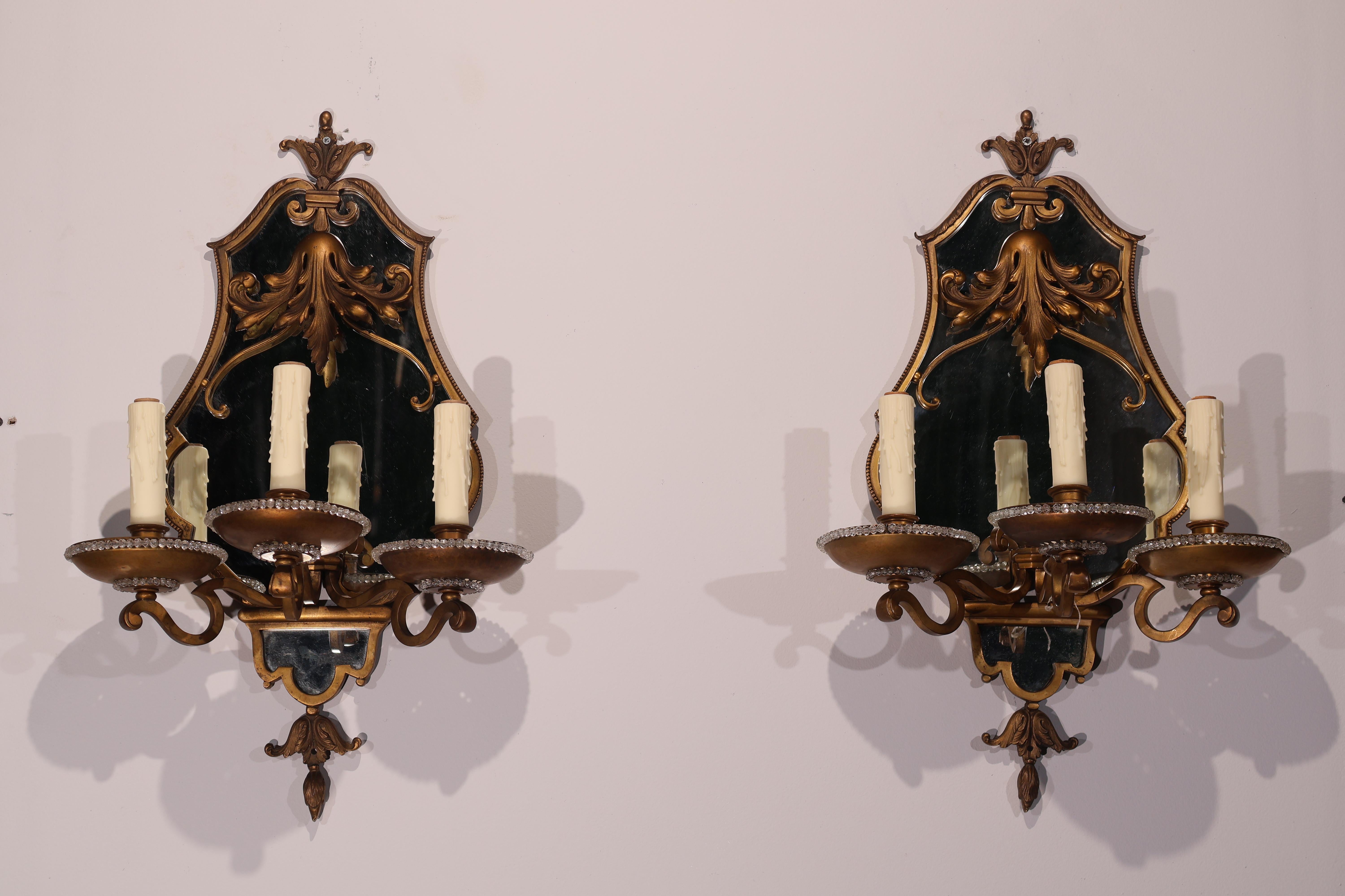 Fina pareja de apliques de bronce dorado de la Maison Jansen. La placa trasera con espejos. Pecheras de cuentas. Elegante hoja de acanto delante. 
Francia, hacia 1930
Dimensiones: Altura 24 1/2