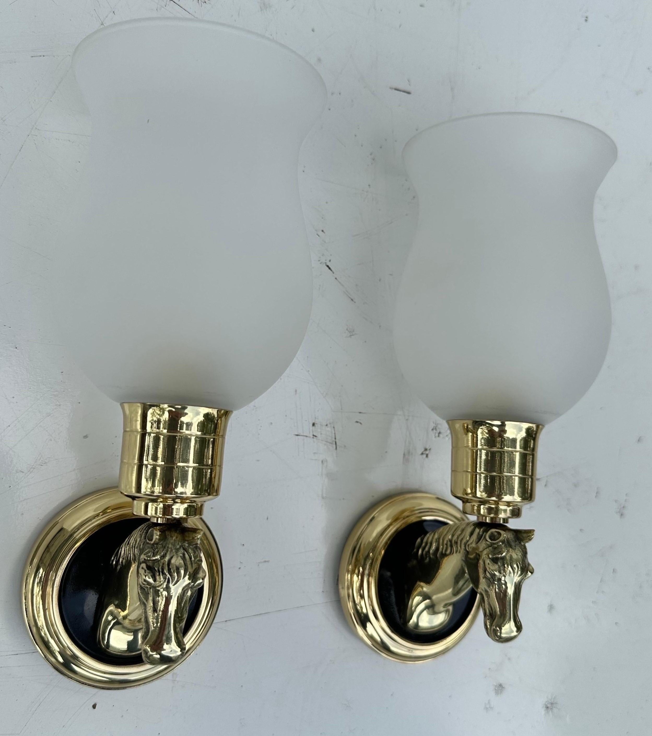 Paire d'appliques à cheval en laiton de la Maison Lancel.
Câblage américain refait, rénovation.