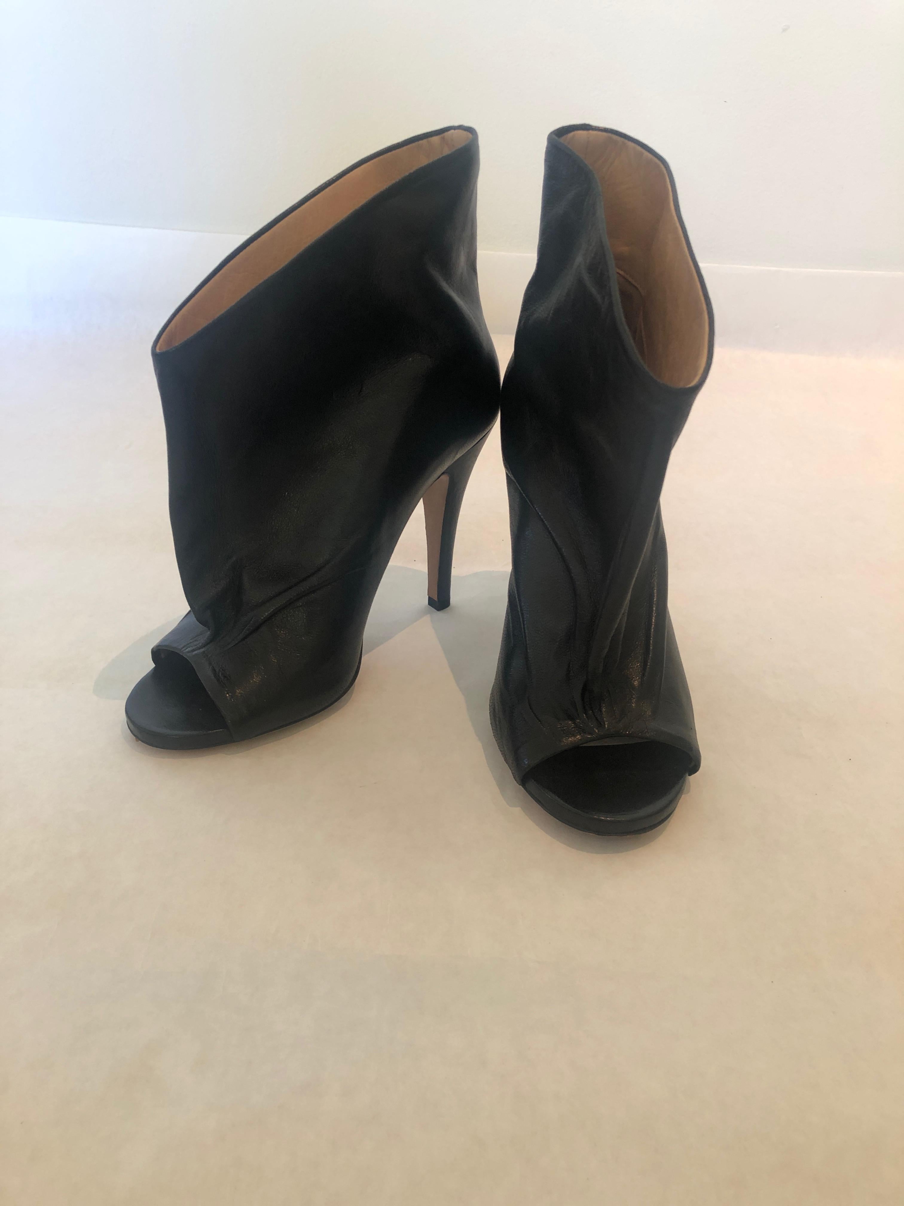 ankle boots with wide opening