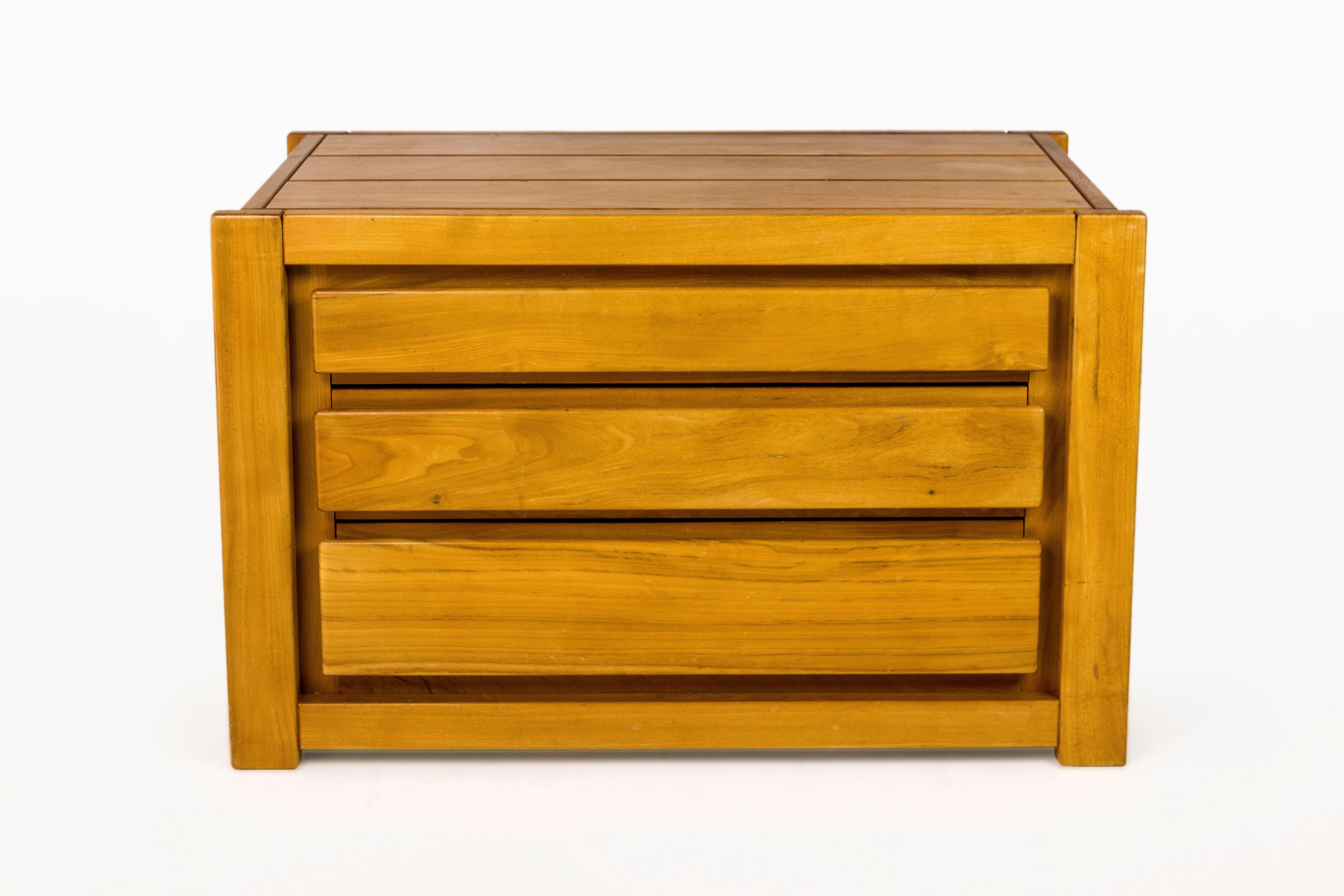 Pair of Maison Regain chest of drawers.
Solid elm.
Three drawers each.
Exquisite craftsmanship,
circa 1960, France.
Very good vintage condition.