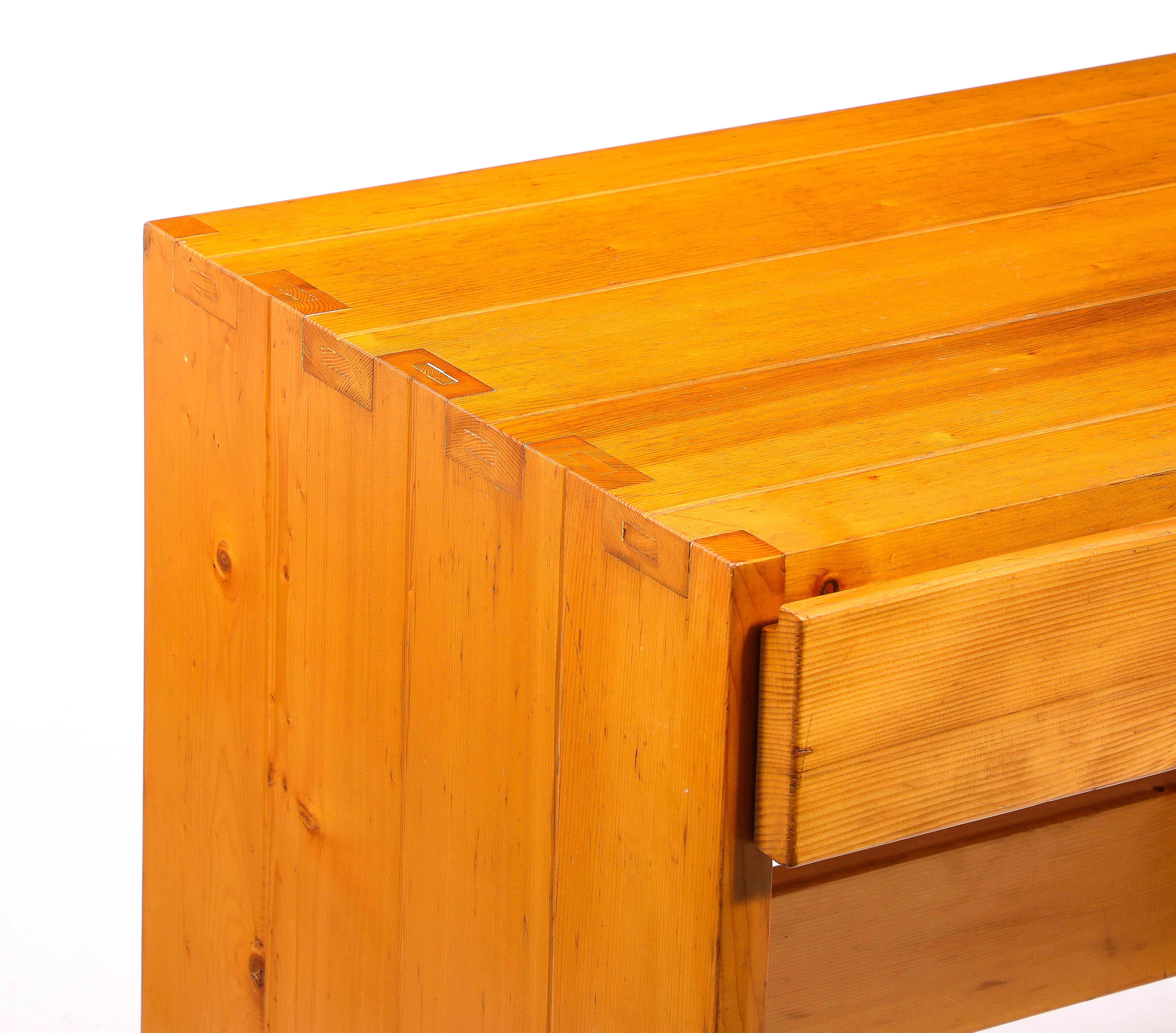 Pareja de escritorios de pino con un solo cajón. Ideales como mesillas de noche o mesas auxiliares junto a un sofá grande. 
