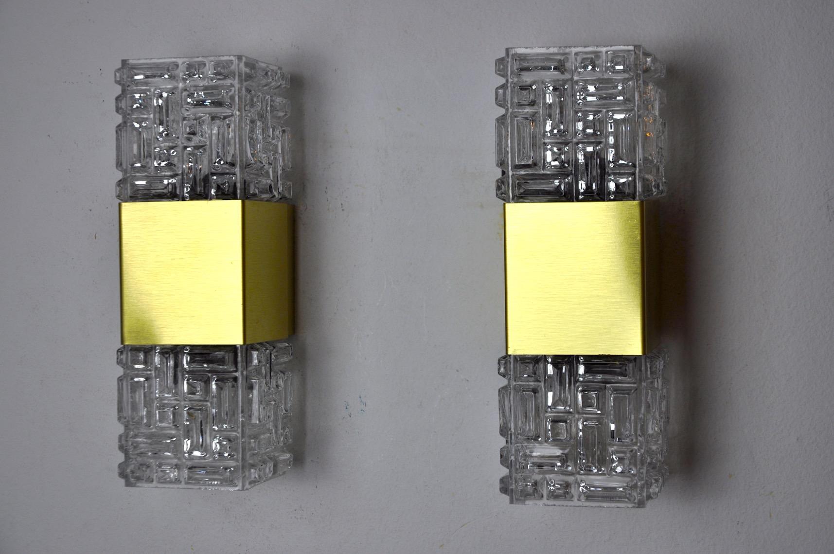 Very nice pair of wall lights from the sciolari house designed and produced in Italy in the 1970s. Wall light composed of 2 points of light, a brass structure and two Murano glass crystals. Very beautiful design object that will illuminate your