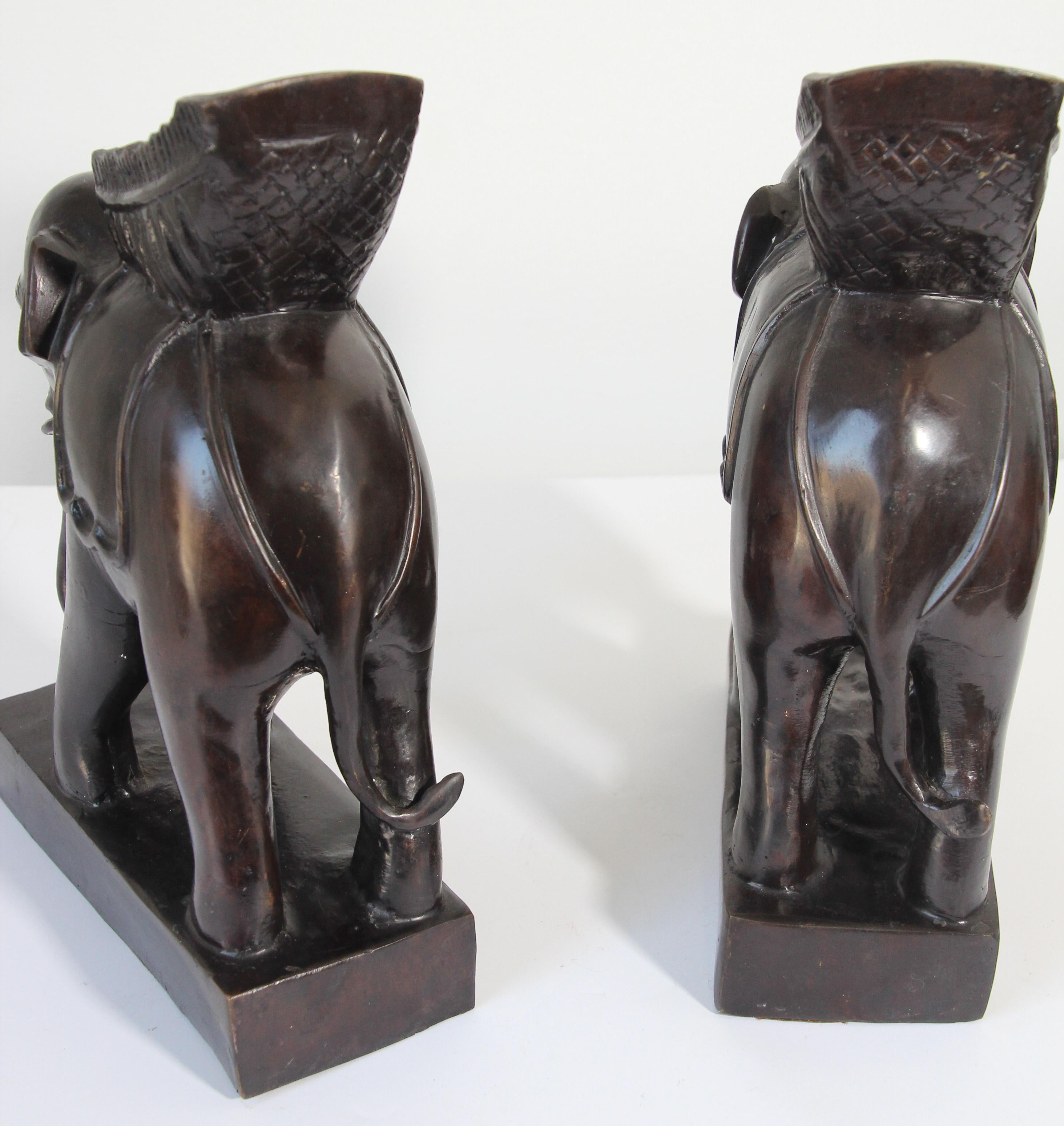 Paire de bougeoirs vintage Maitland Smith en bronze représentant un éléphant en vente 3
