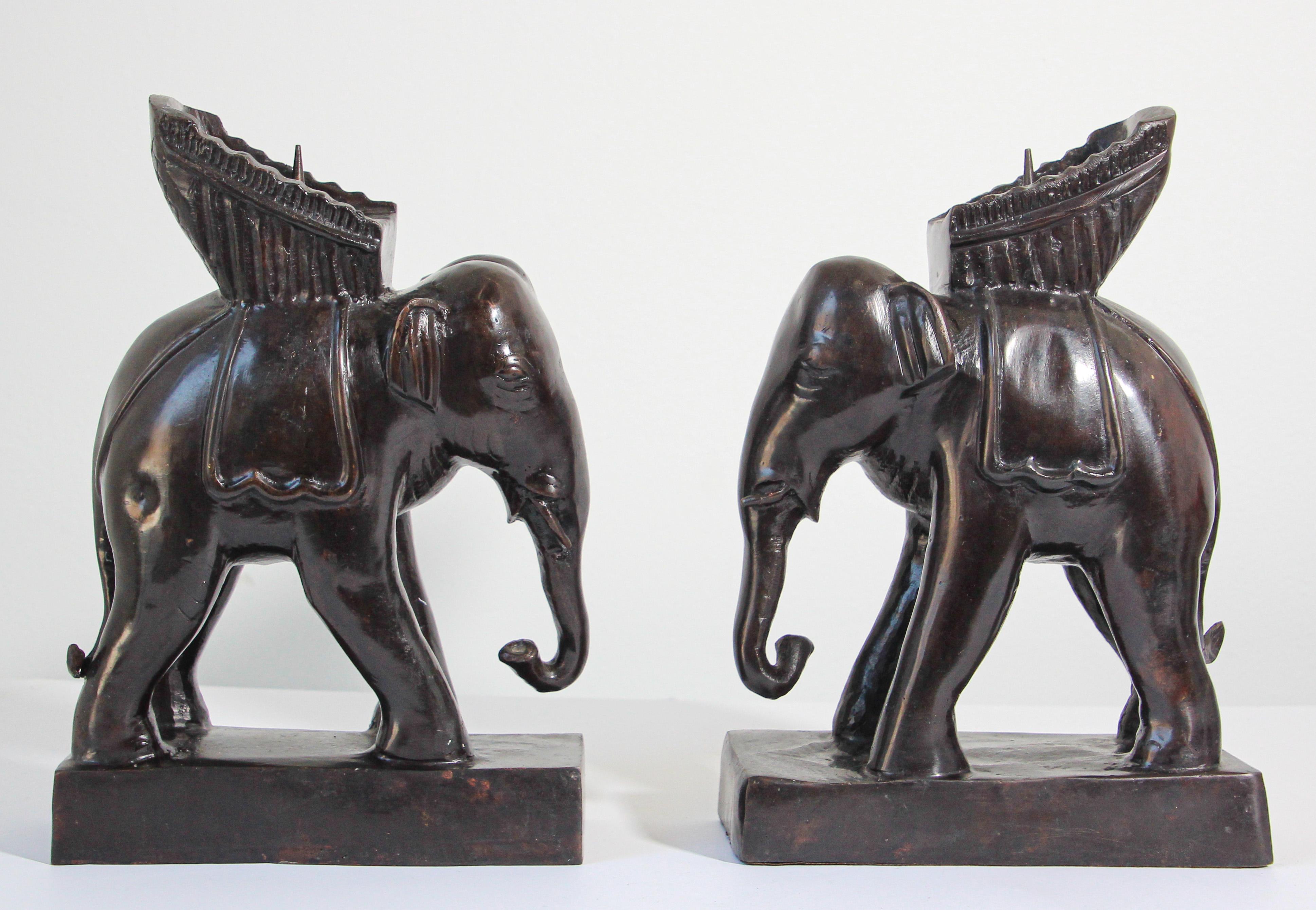 Paar Maitland Smith Elefanten-Kerzenleuchter
Paar Bronze-Elefanten Vintage Maitland-Schmiede Kerzenhalter.
Ein Paar Elefanten-Kerzenhalter von Maitland Smith, ein Kompliment für Ihren Ess- oder Konsolentisch. 
Elefanten bringen Glück und