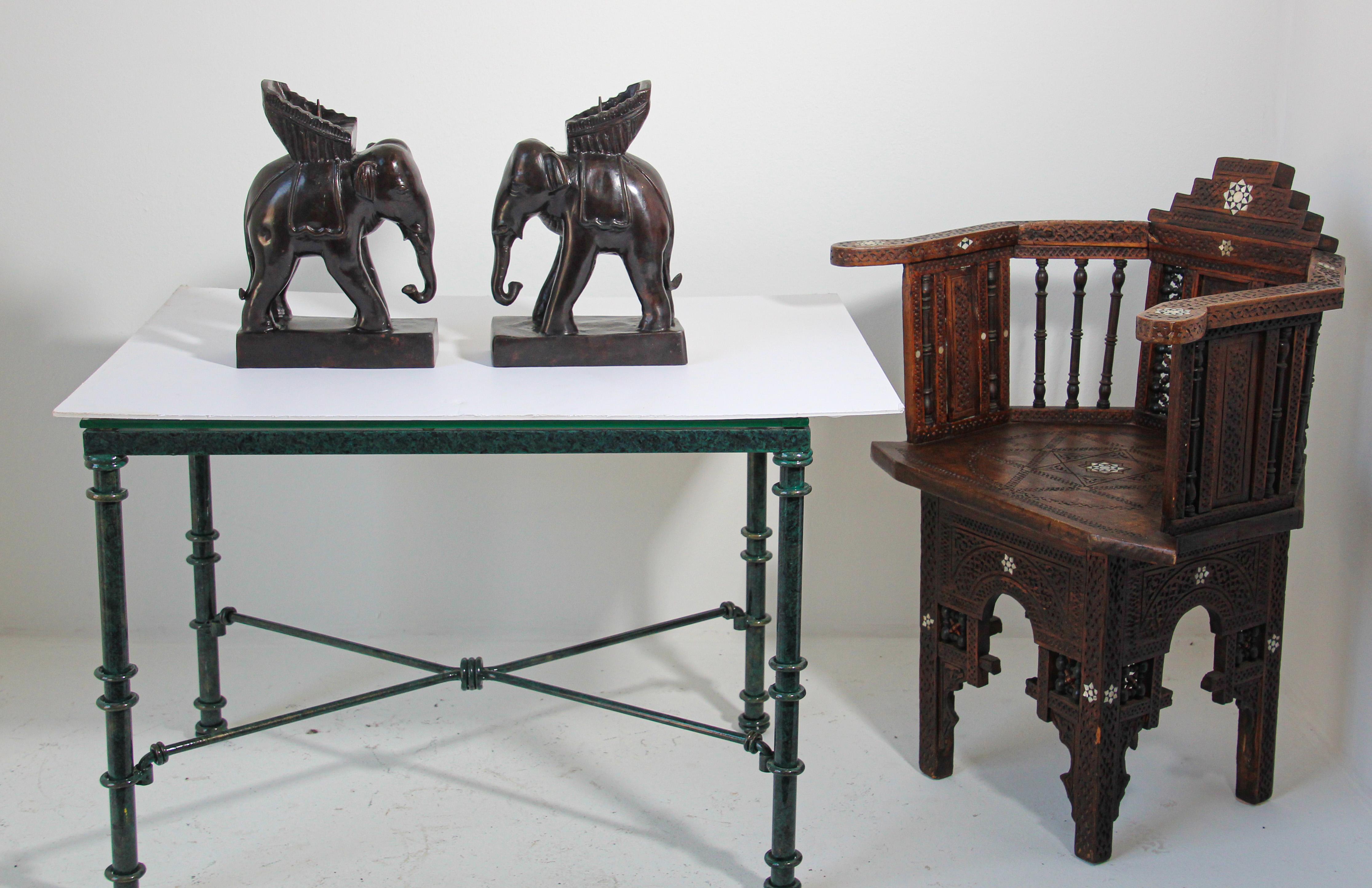 Paire de bougeoirs vintage Maitland Smith en bronze représentant un éléphant en vente 12