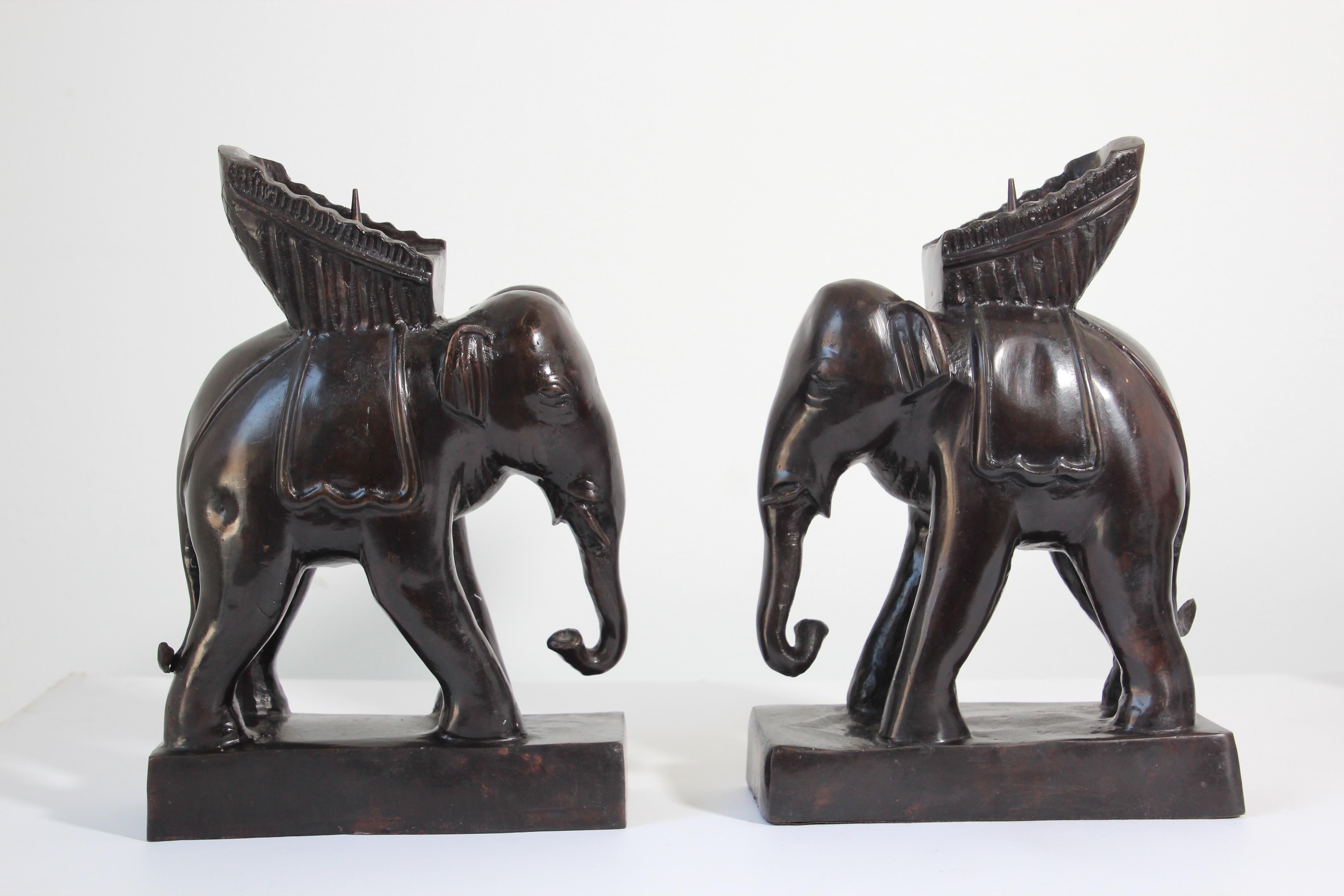 Hollywood Regency Paire de bougeoirs vintage Maitland Smith en bronze représentant un éléphant en vente