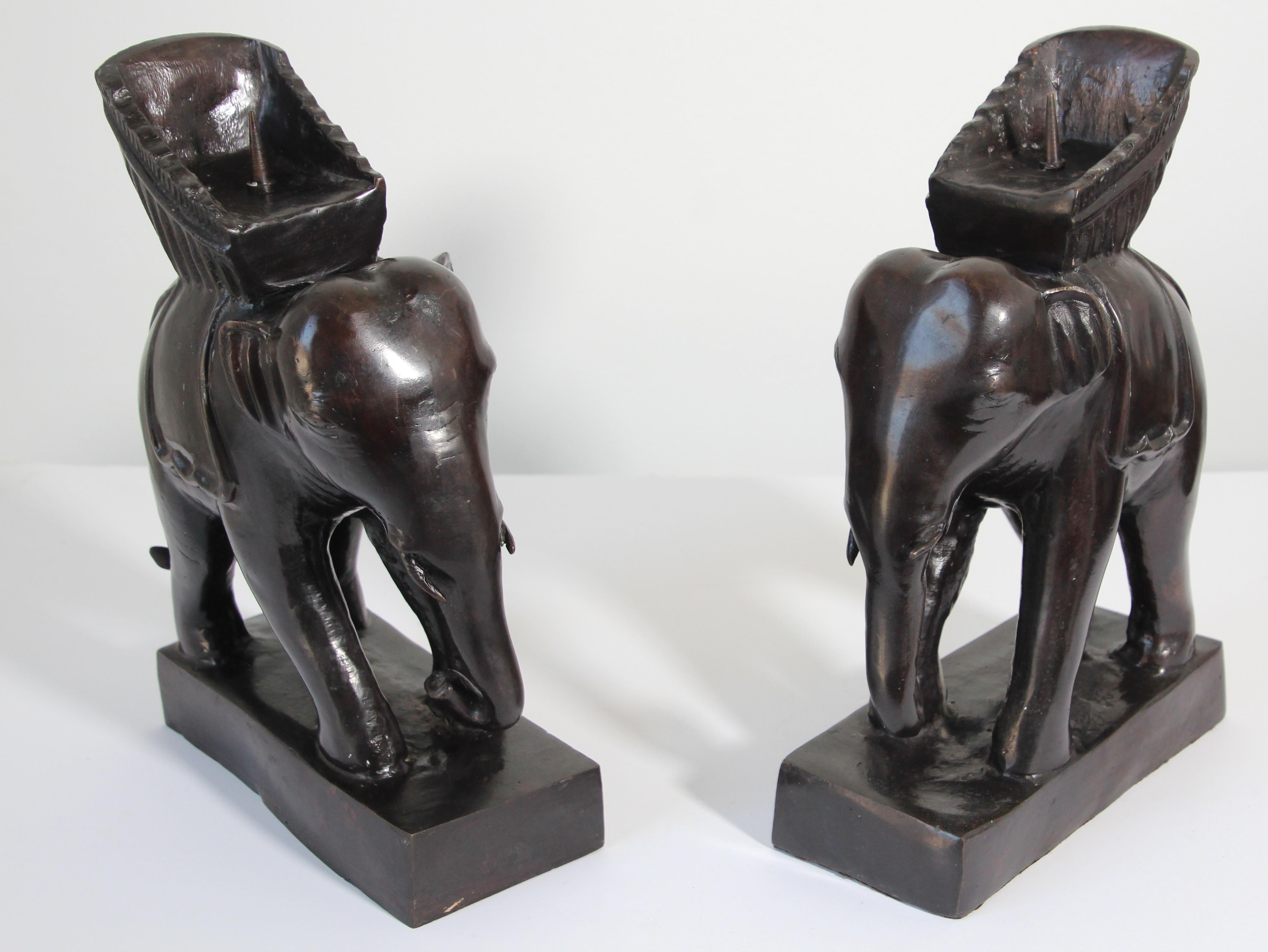 20ième siècle Paire de bougeoirs vintage Maitland Smith en bronze représentant un éléphant en vente
