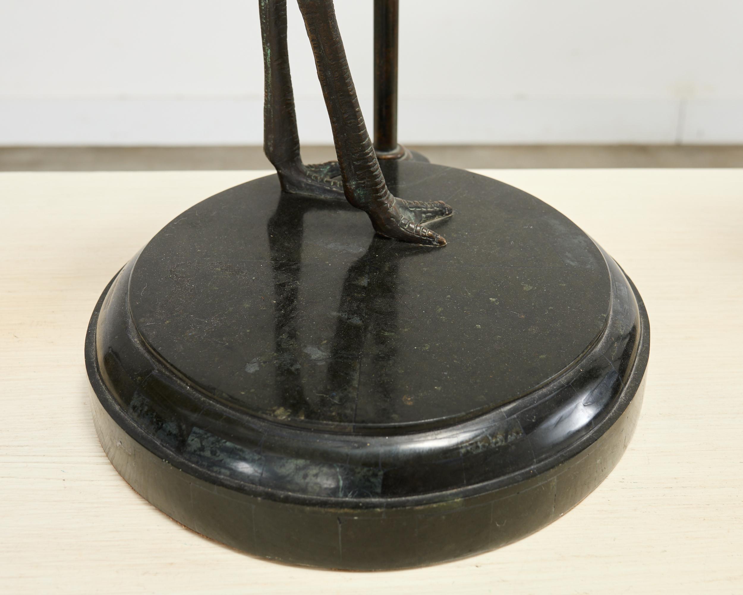 Patiné Paire de lampes de table en bronze Maitland Smith à l'effigie de l'autruche en vente