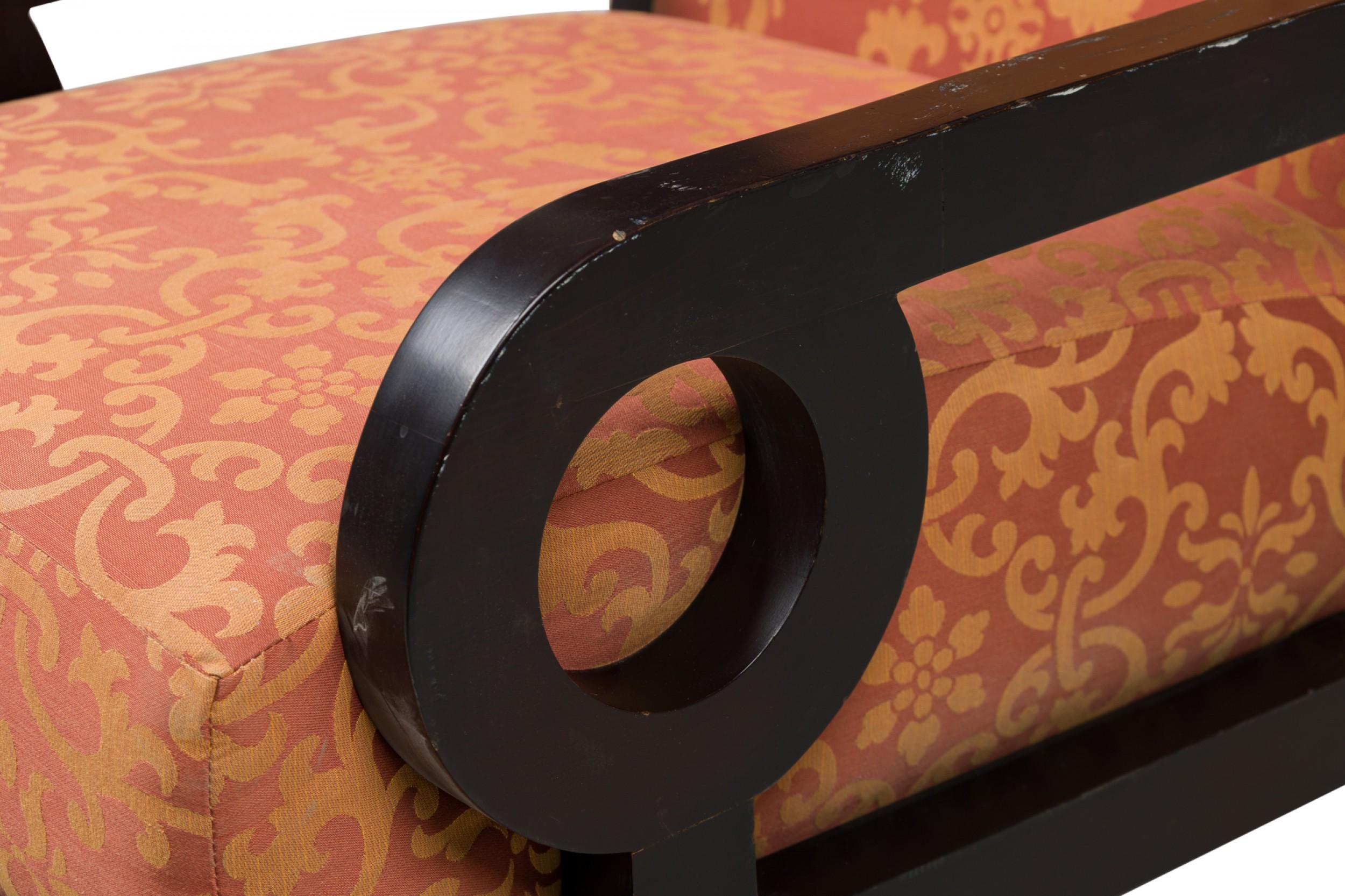 Tissu Paire de fauteuils club rembourrés surdimensionnés en noyer foncé de Maitland-Smith anglais en vente