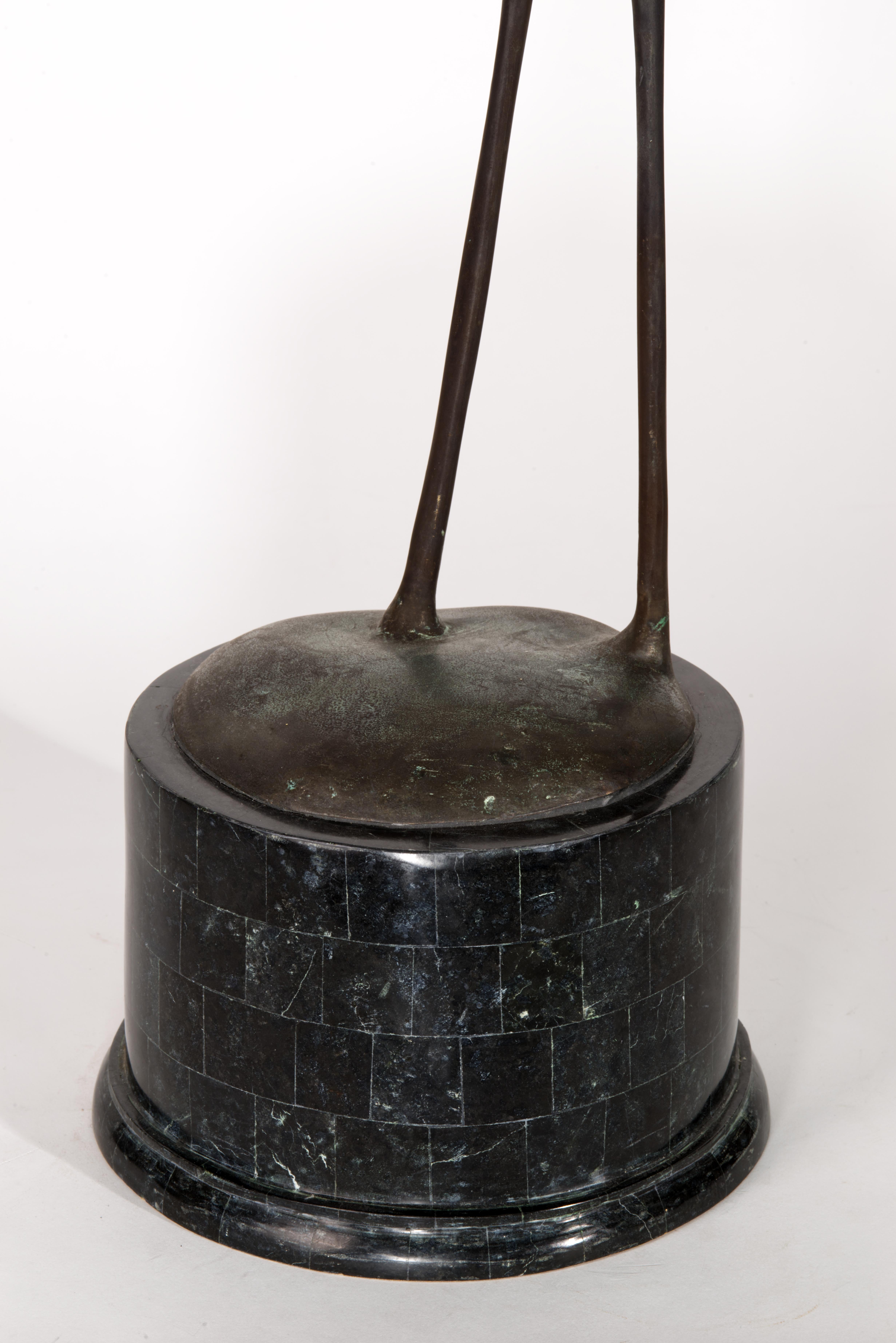 Coppia di grandi sculture di uccelli in bronzo e marmo di Maitland Smith & Smith, con etichetta in vendita 7