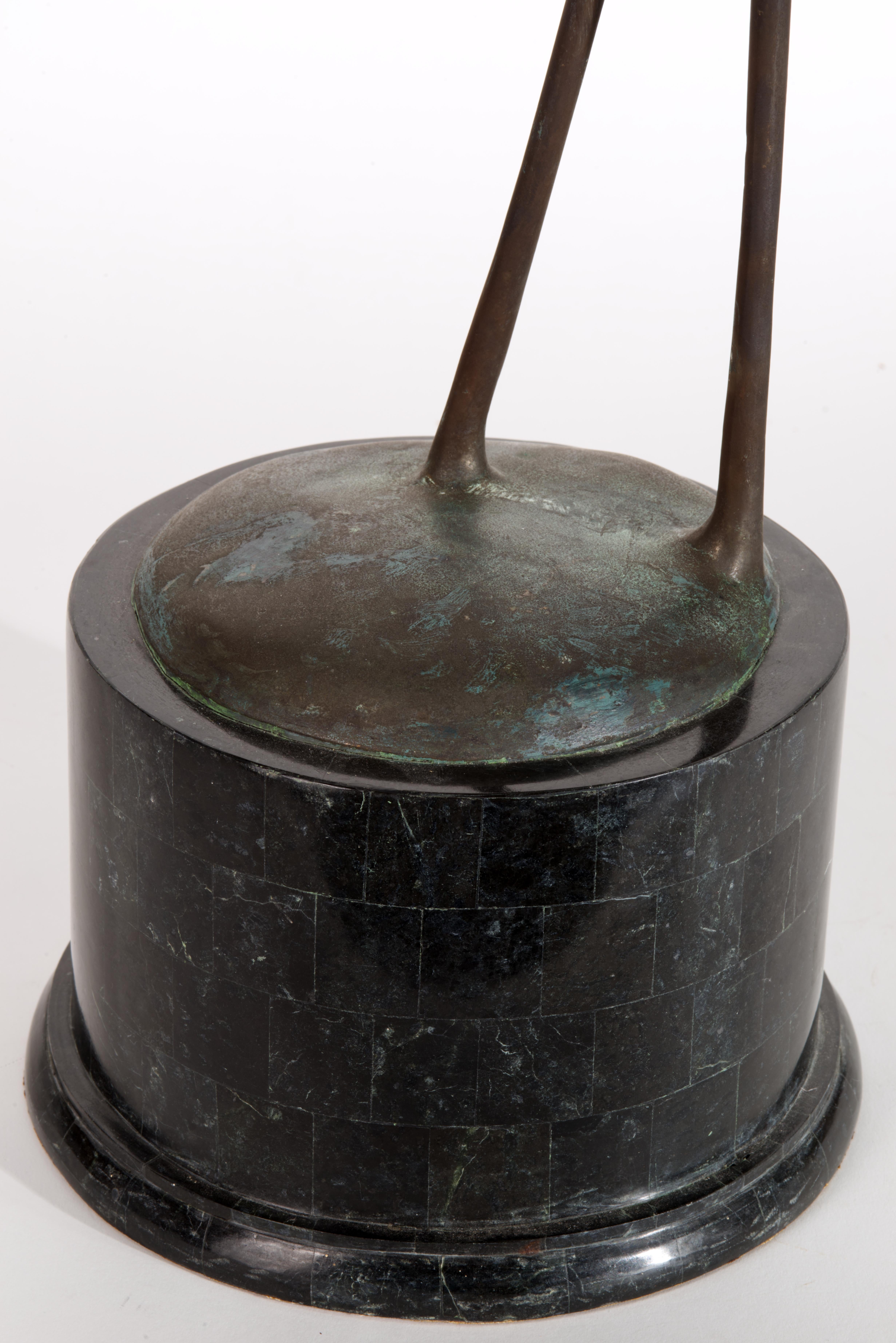 Coppia di grandi sculture di uccelli in bronzo e marmo di Maitland Smith & Smith, con etichetta in vendita 8