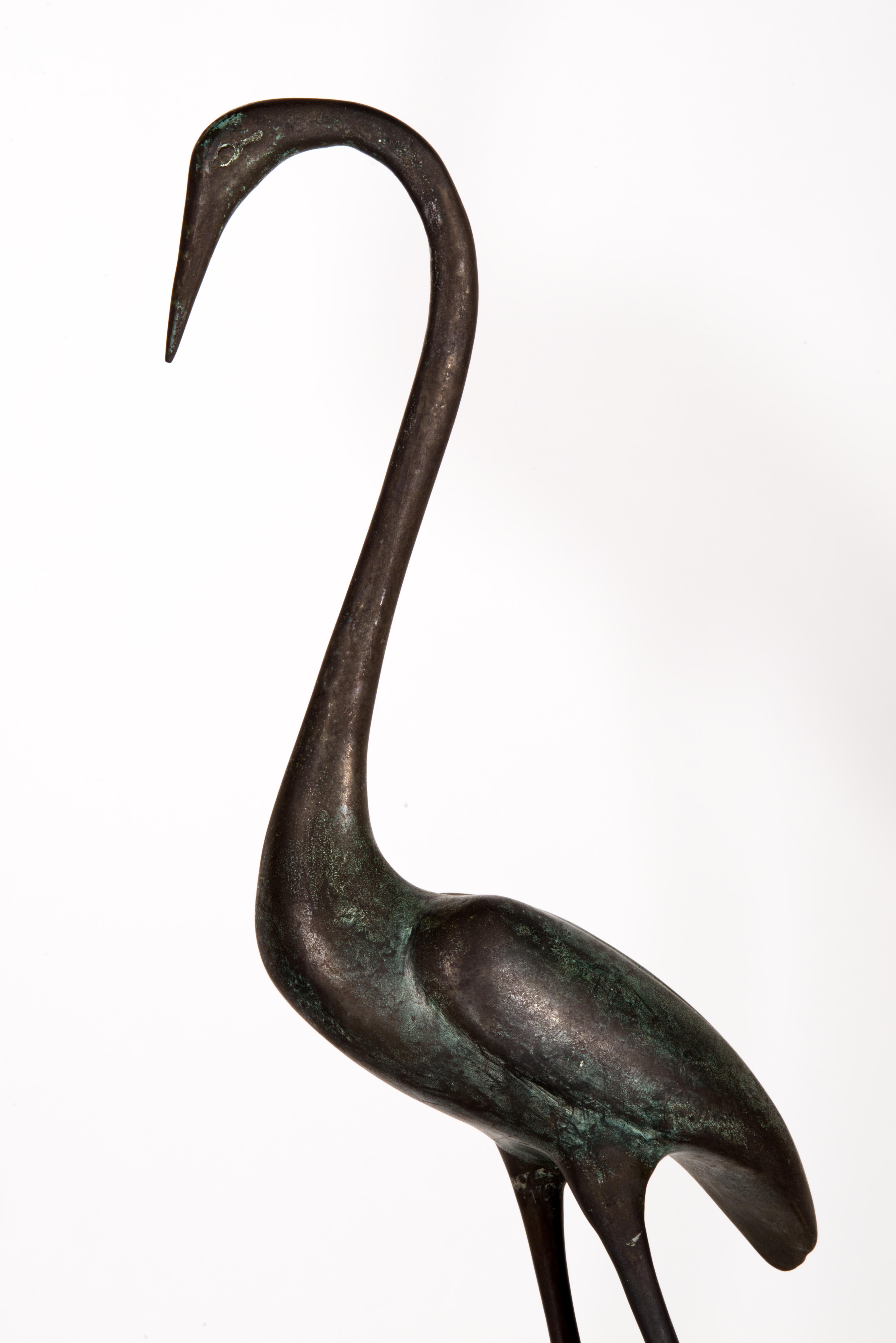 Mid-Century moderno Coppia di grandi sculture di uccelli in bronzo e marmo di Maitland Smith & Smith, con etichetta in vendita