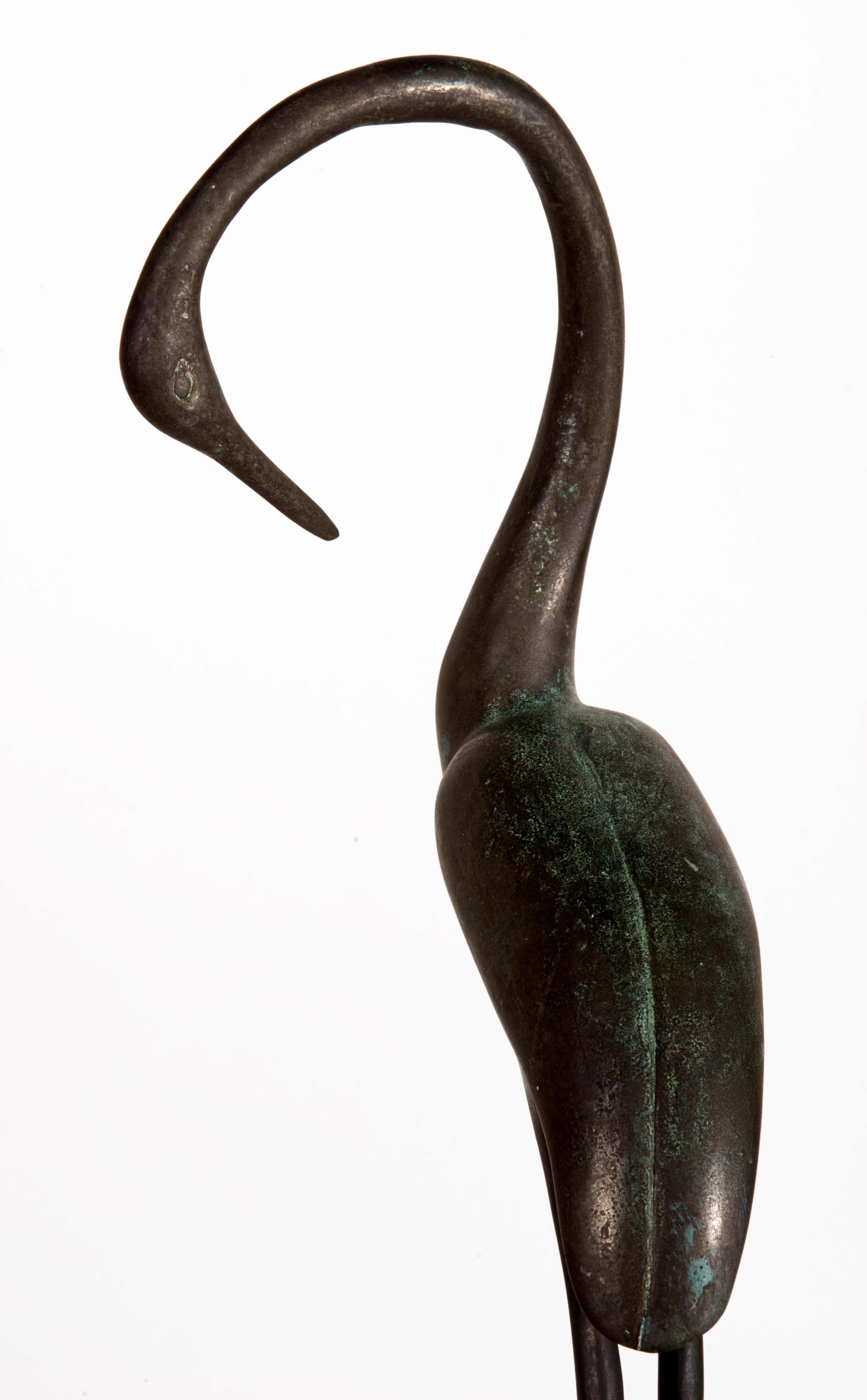Fatto a mano Coppia di grandi sculture di uccelli in bronzo e marmo di Maitland Smith & Smith, con etichetta in vendita