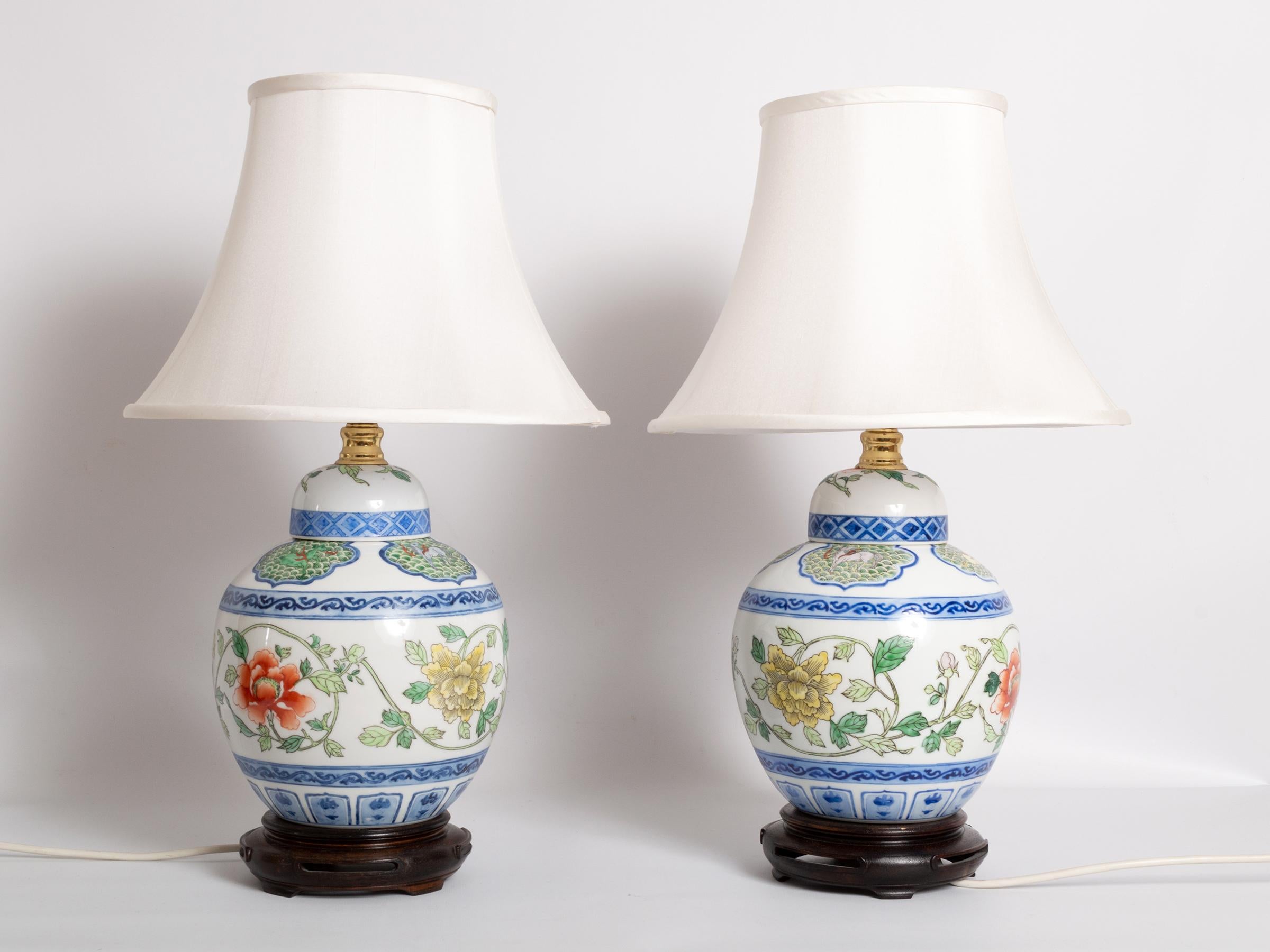 A pair of Maitland Smith hand painted porcelain Chinese ginger jar table lamps, Hong Kong, circa 1970.
The lamps are accompanied by their original silk shades.
In excellent vintage condition.
  