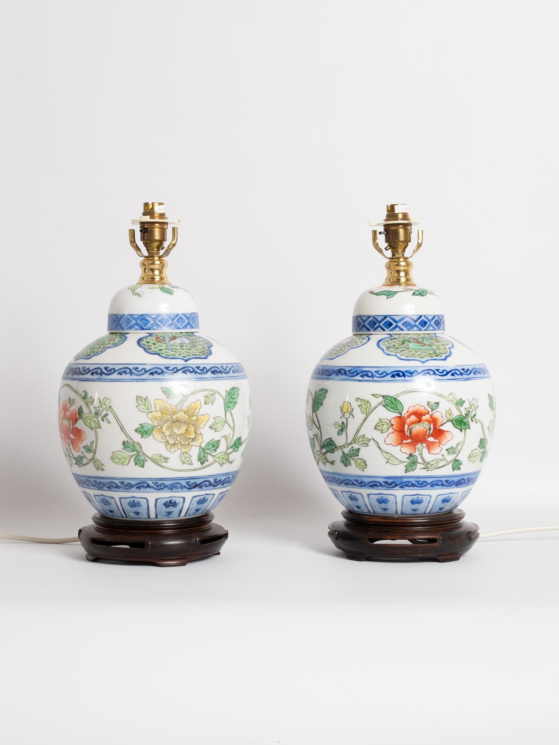 Paire de lampes en forme de jarre à gingembre en porcelaine de Maitland Smith, Hong Kong, vers 1970 Bon état - En vente à London, GB