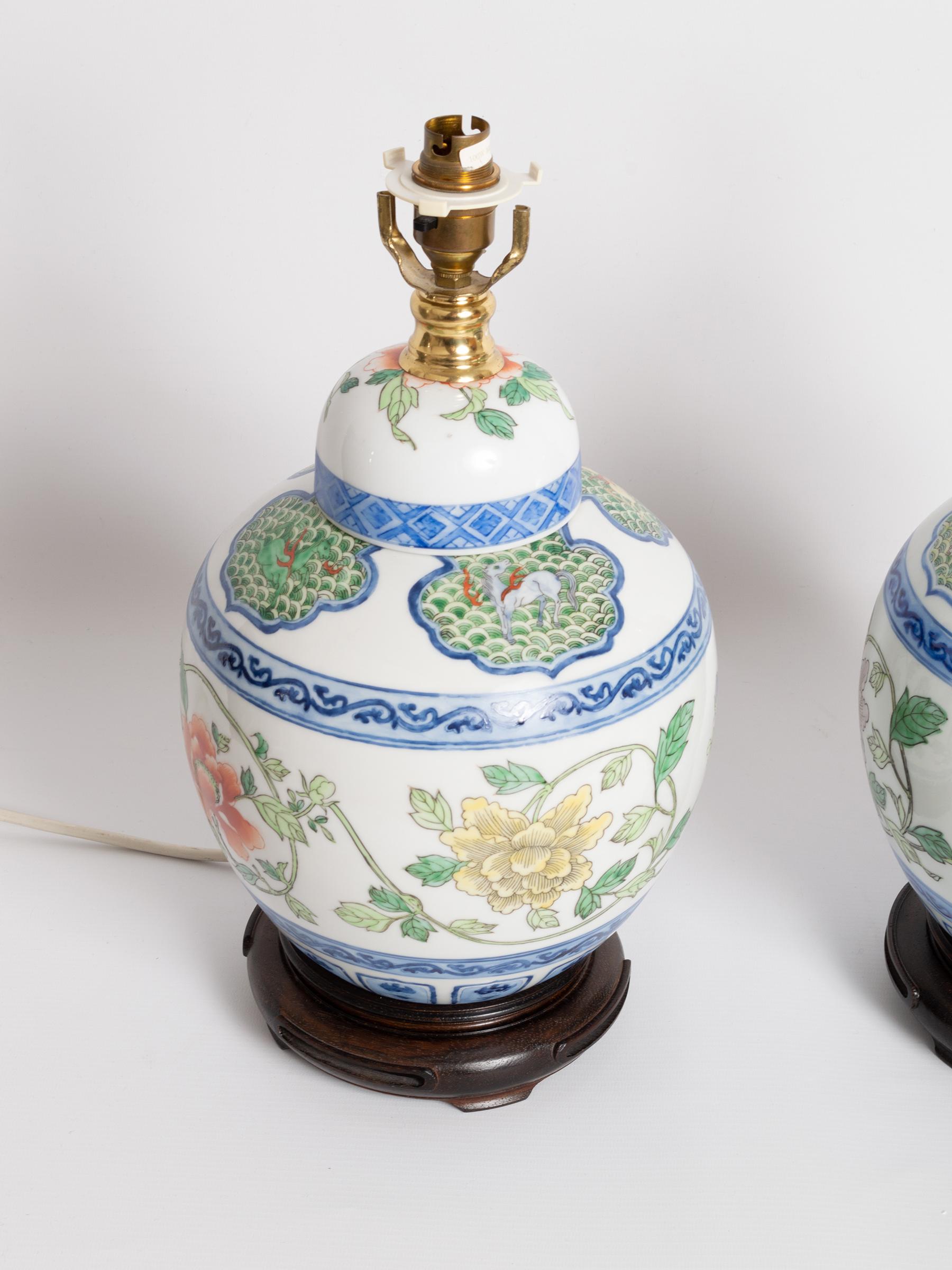 Laiton Paire de lampes en forme de jarre à gingembre en porcelaine de Maitland Smith, Hong Kong, vers 1970 en vente