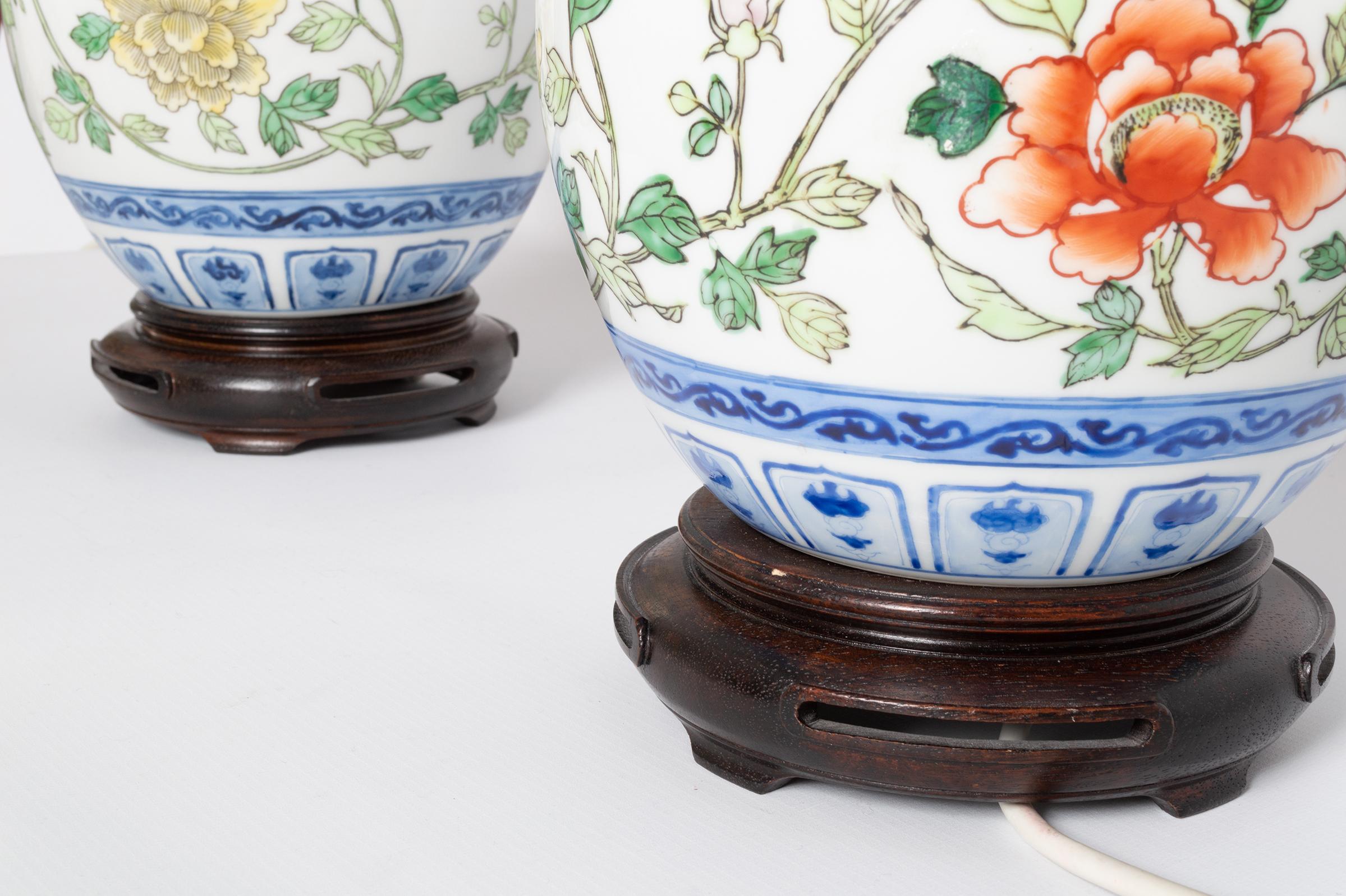 Late 20th Century Pair of Maitland Smith Porcelain Chinese Ginger Jar Lamps, Hong Kong, circa 1970 For Sale