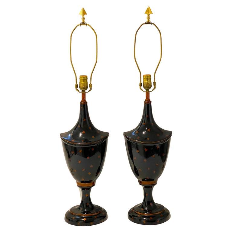Dieses stilvolle Paar Maitland Smith Tischlampen im englischen Regency-Stil stammt aus den 1980er Jahren und besteht aus geformtem Harz mit einer lackähnlichen Oberfläche in Schwarz und Kupfer.

Hinweis: Die Gesamthöhe beträgt 33,50